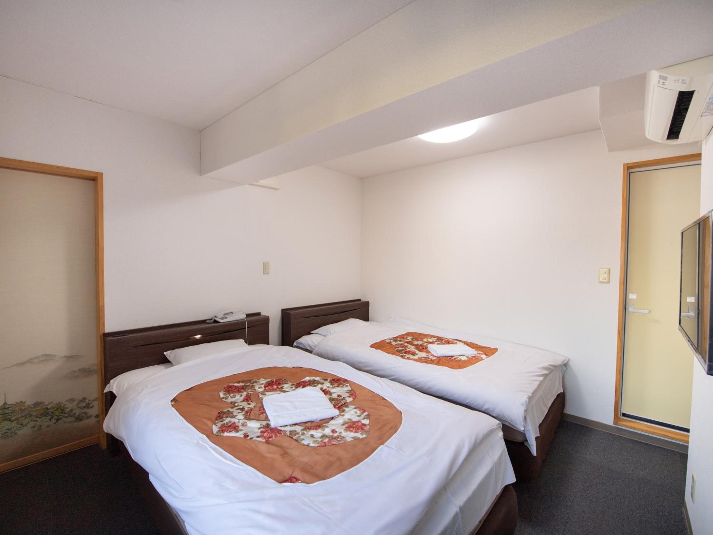 Standard Twin Room - Photo 8