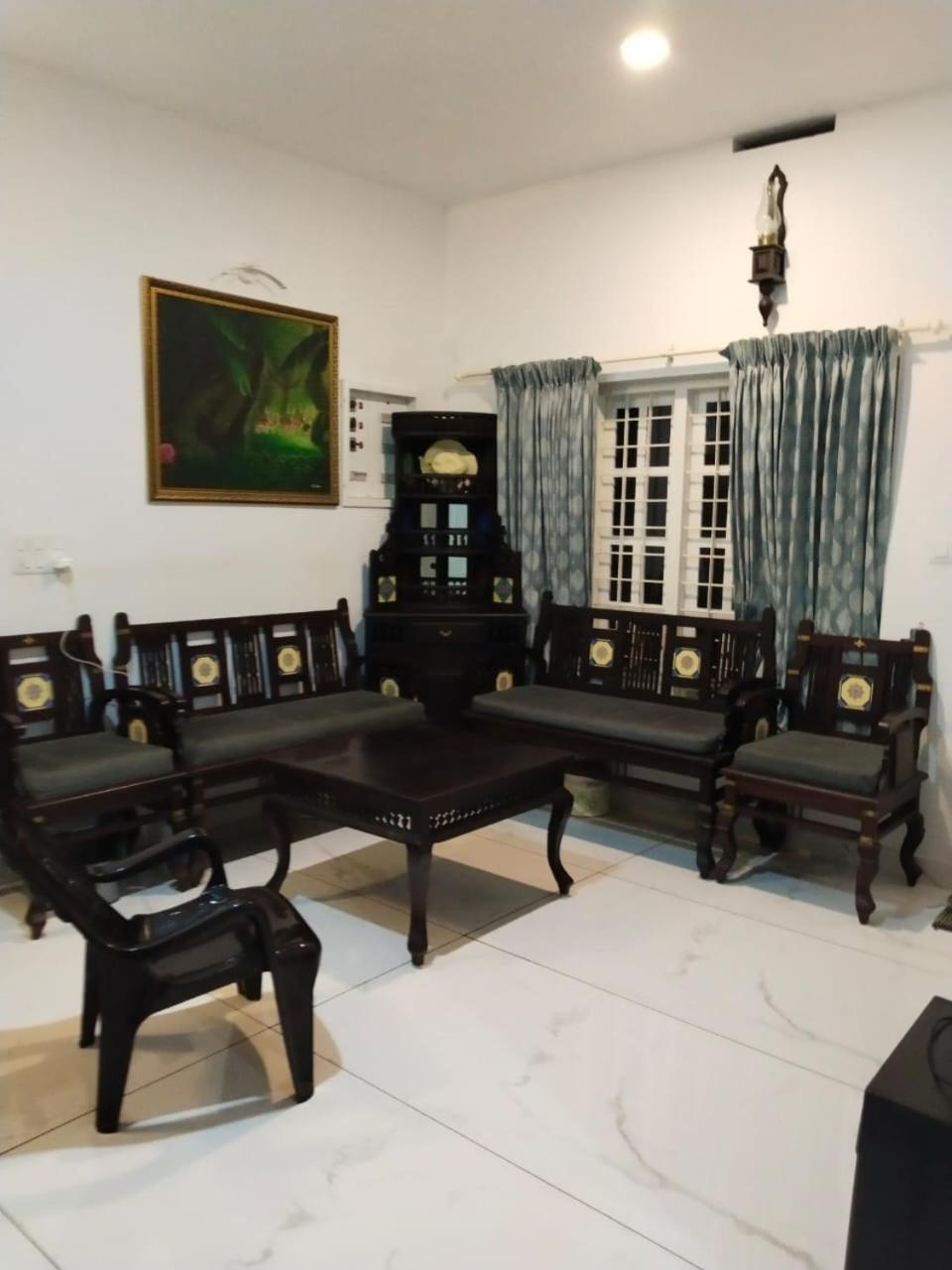 Seven-Bedroom House photo 1