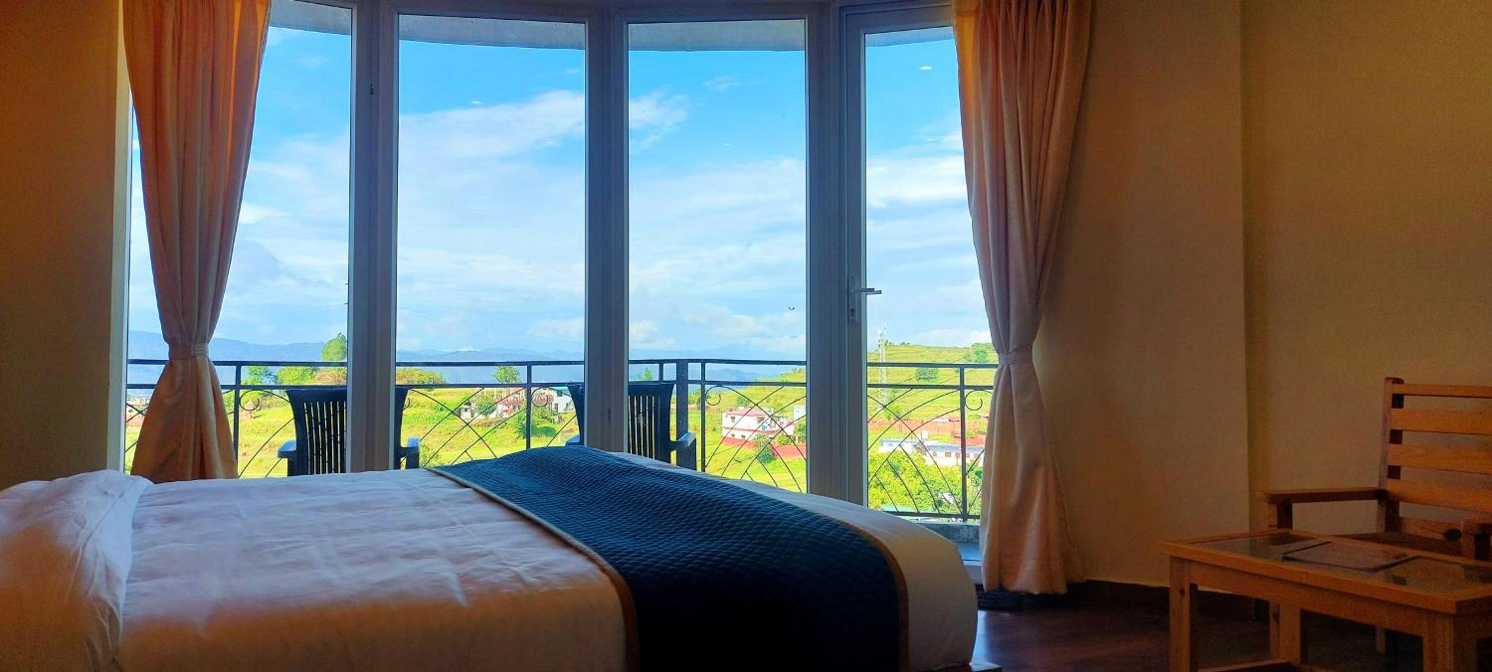 Deluxe Double Room with Balcony photo 2