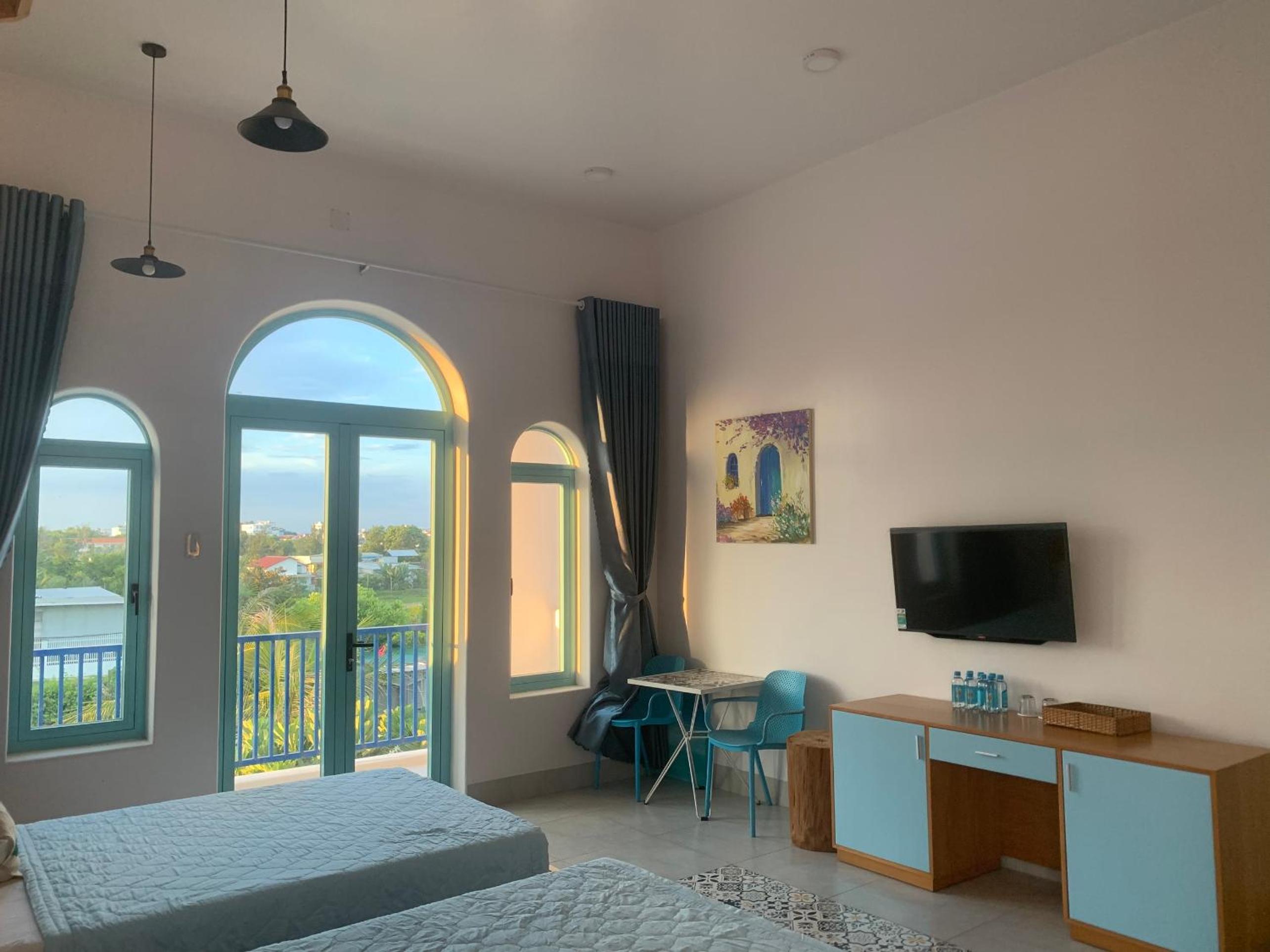 Family Room with Balcony photo 2