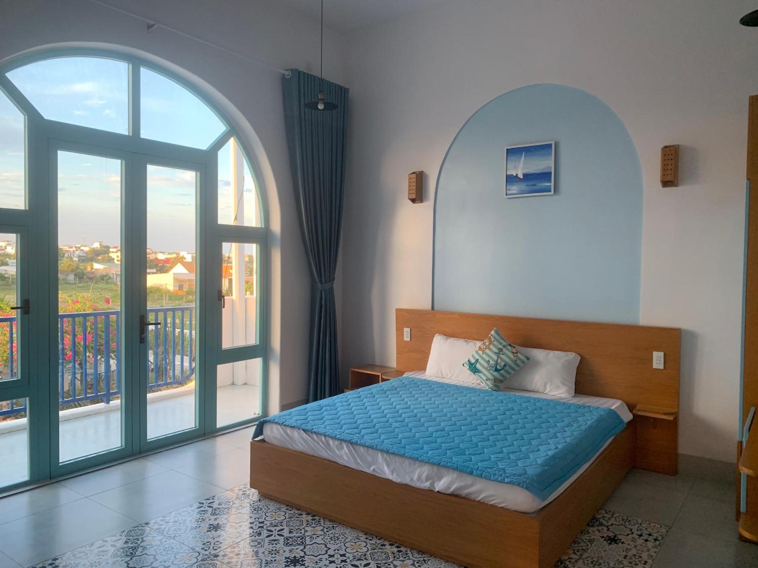 Family Room with Balcony photo 3
