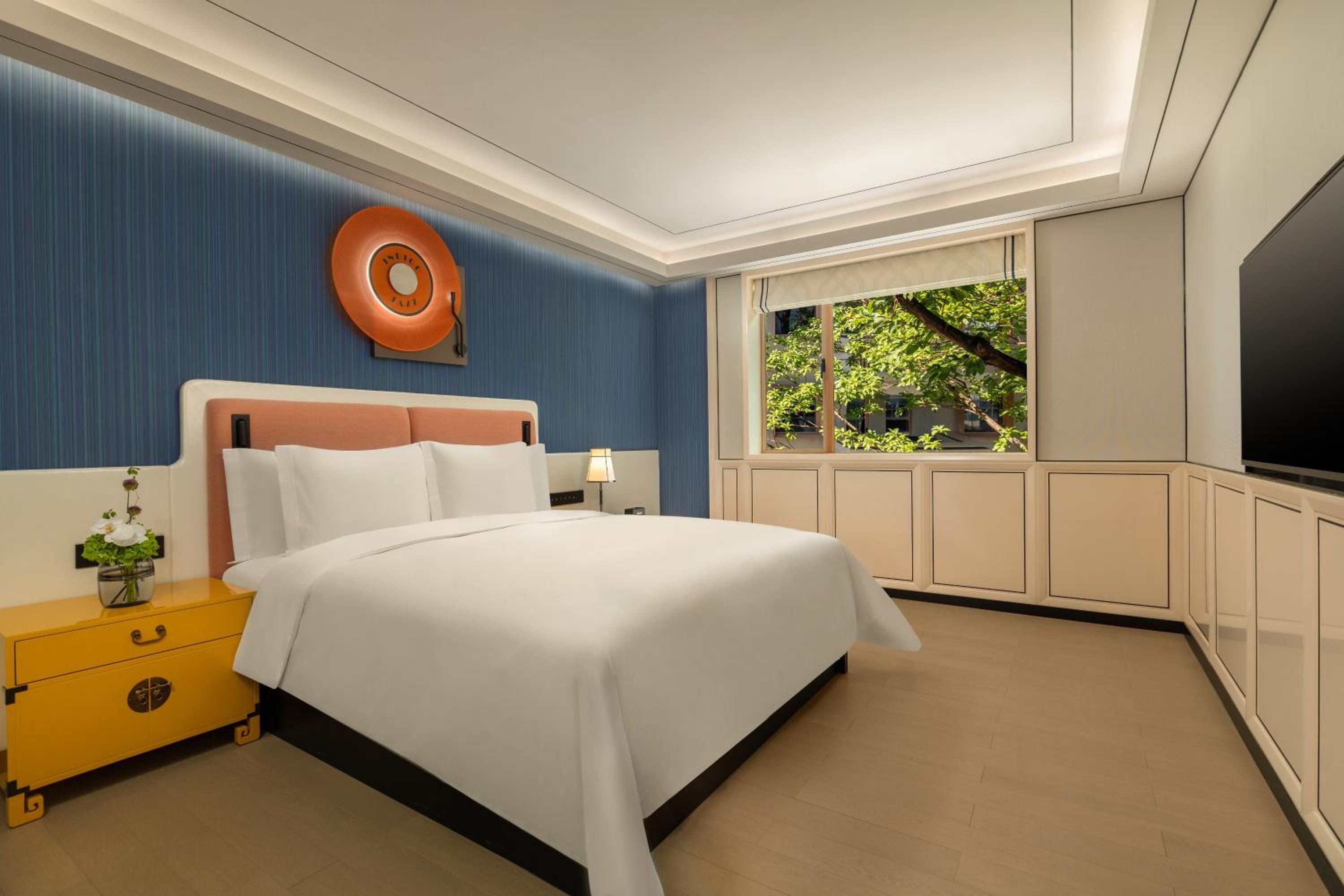 One-Bedroom King Suite - Central Building thumbnail 6