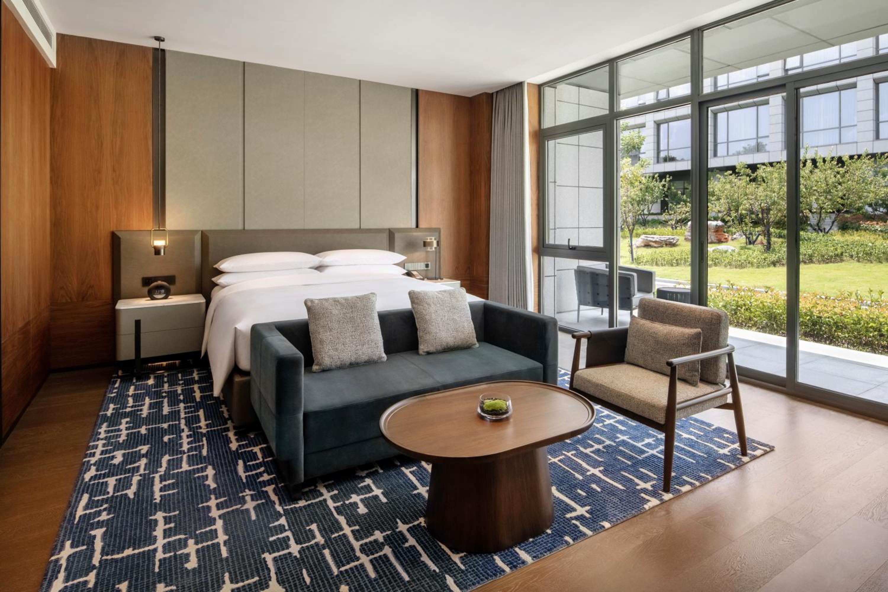 One-Bedroom King Suite with Garden View and Club Lounge Access