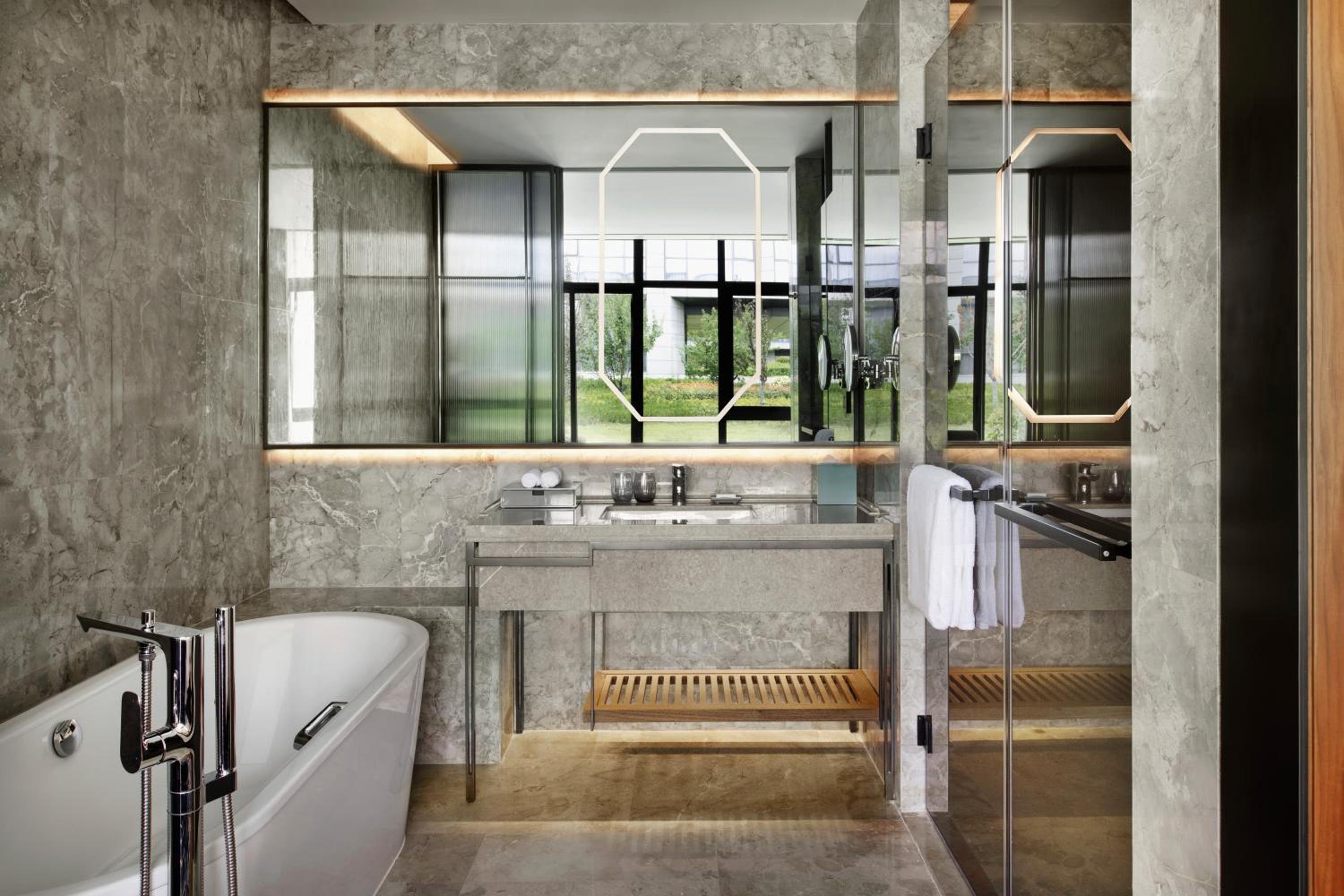 One-Bedroom King Suite with Garden View and Club Lounge Access photo 2