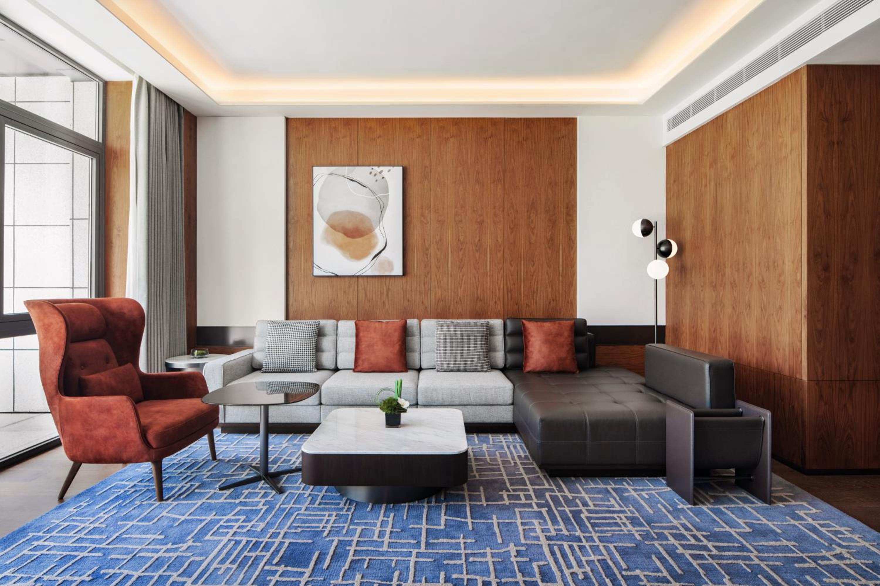 One-Bedroom King Suite with Garden View and Club Lounge Access photo 3