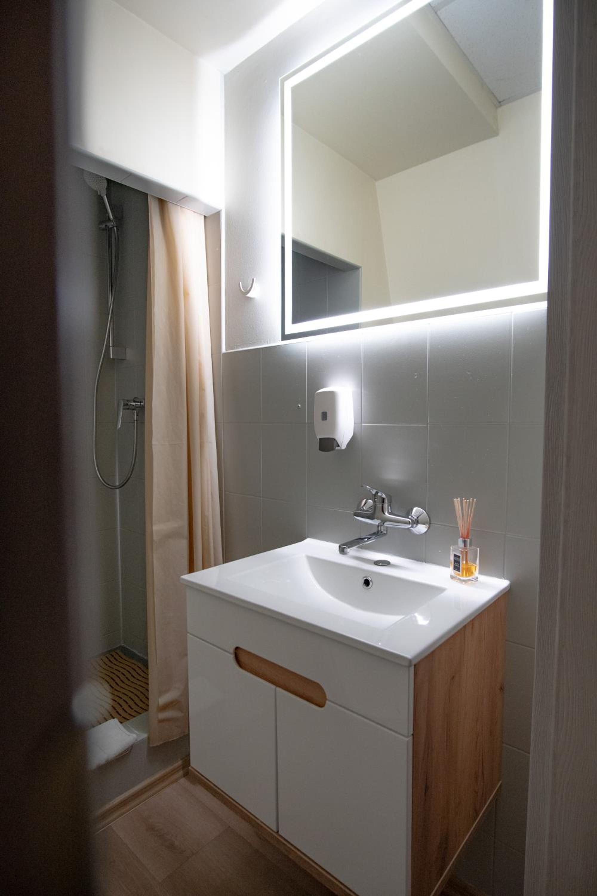 Double or Twin Room - Photo 6