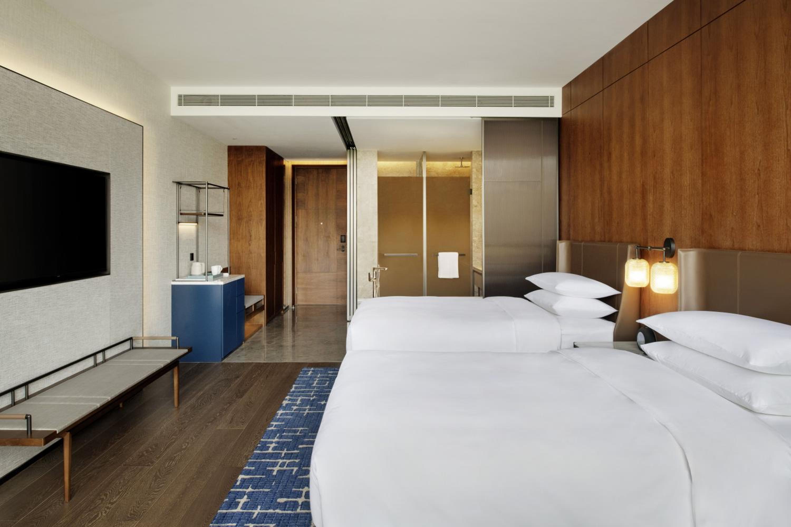 Deluxe Double Room with Two Double Beds and Garden View photo 3