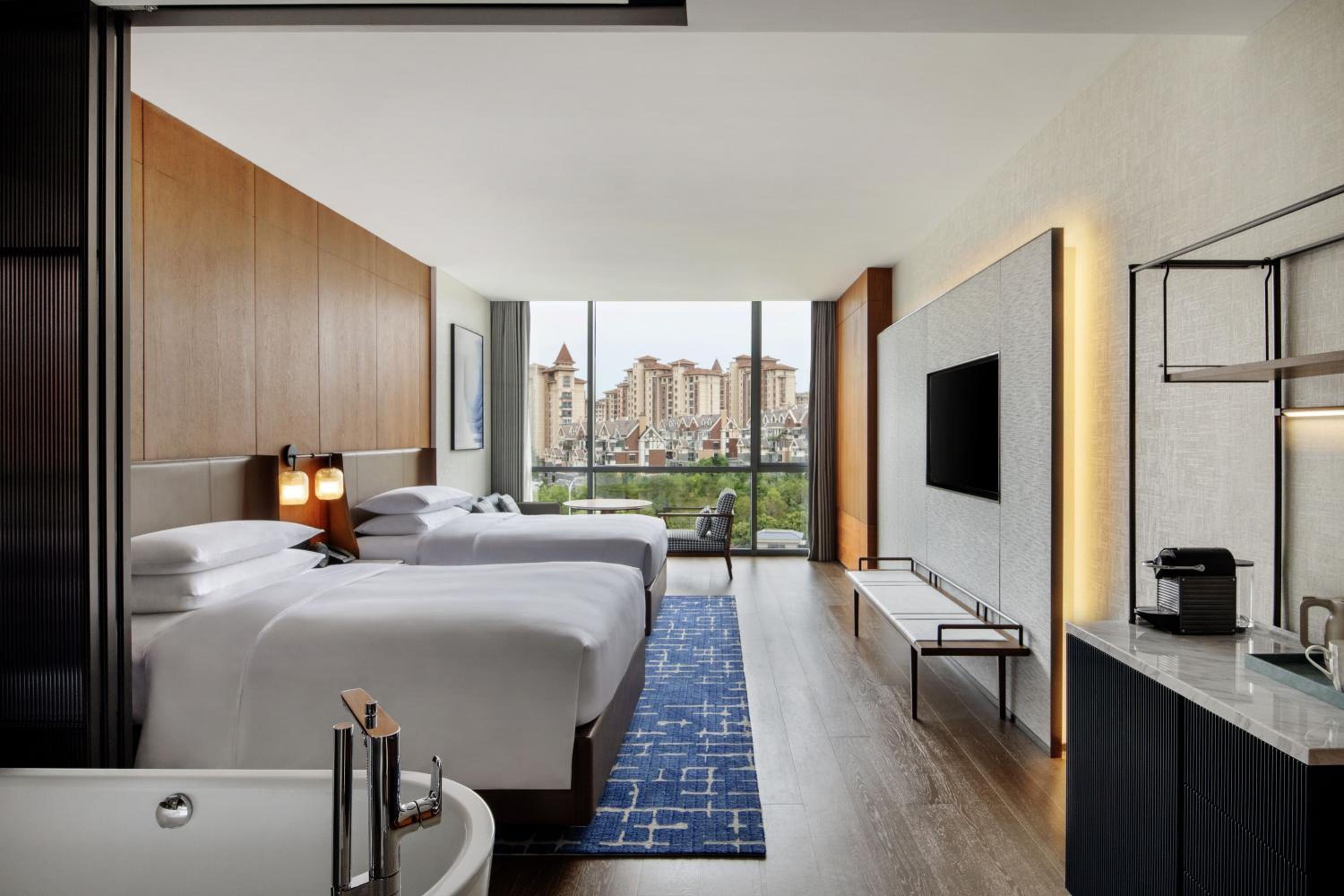 Club Double Room with Two Double Beds and Garden View - Club Lounge Access photo 3