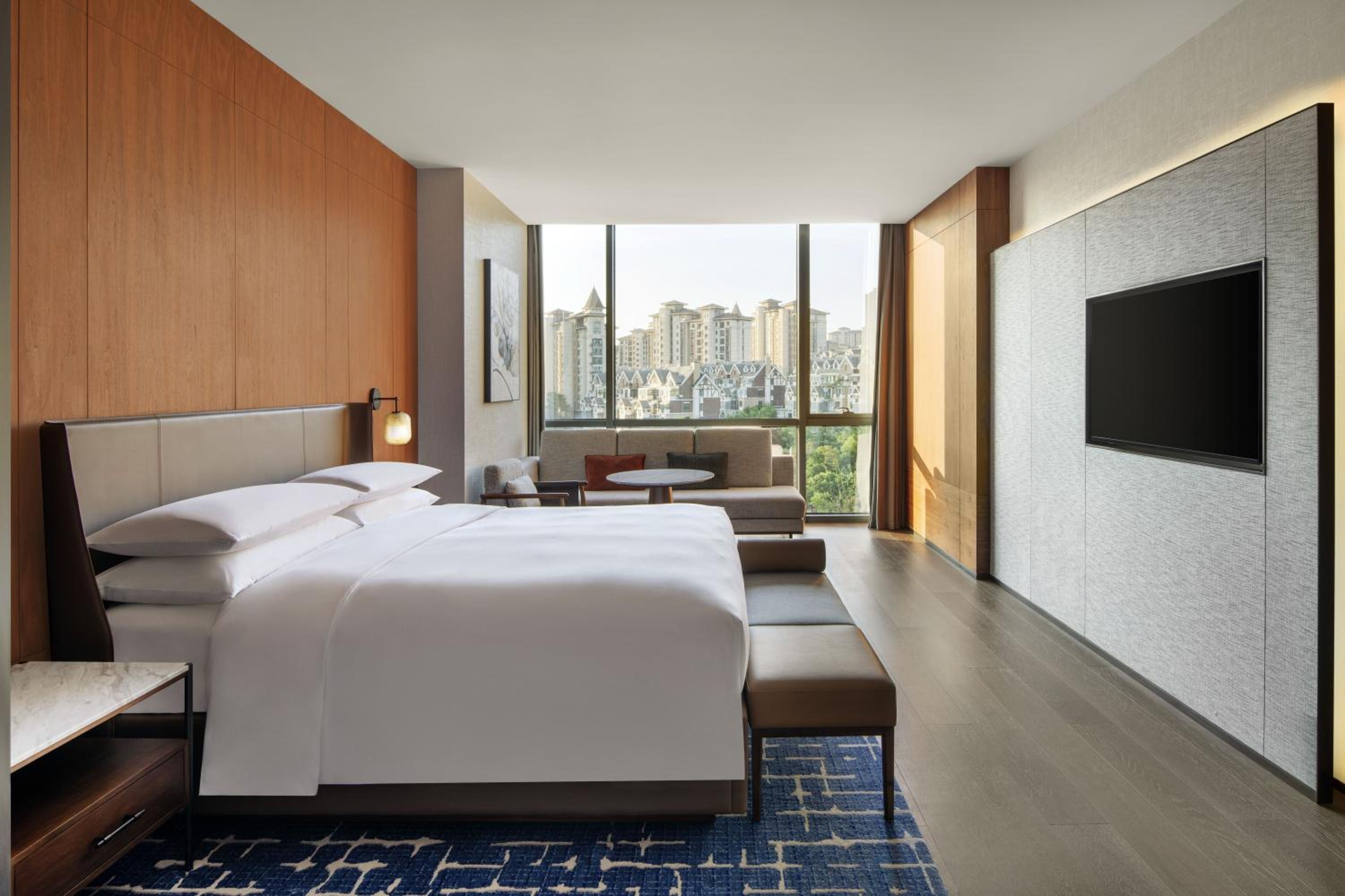 Executive King Suite with Garden View and Club Lounge Access