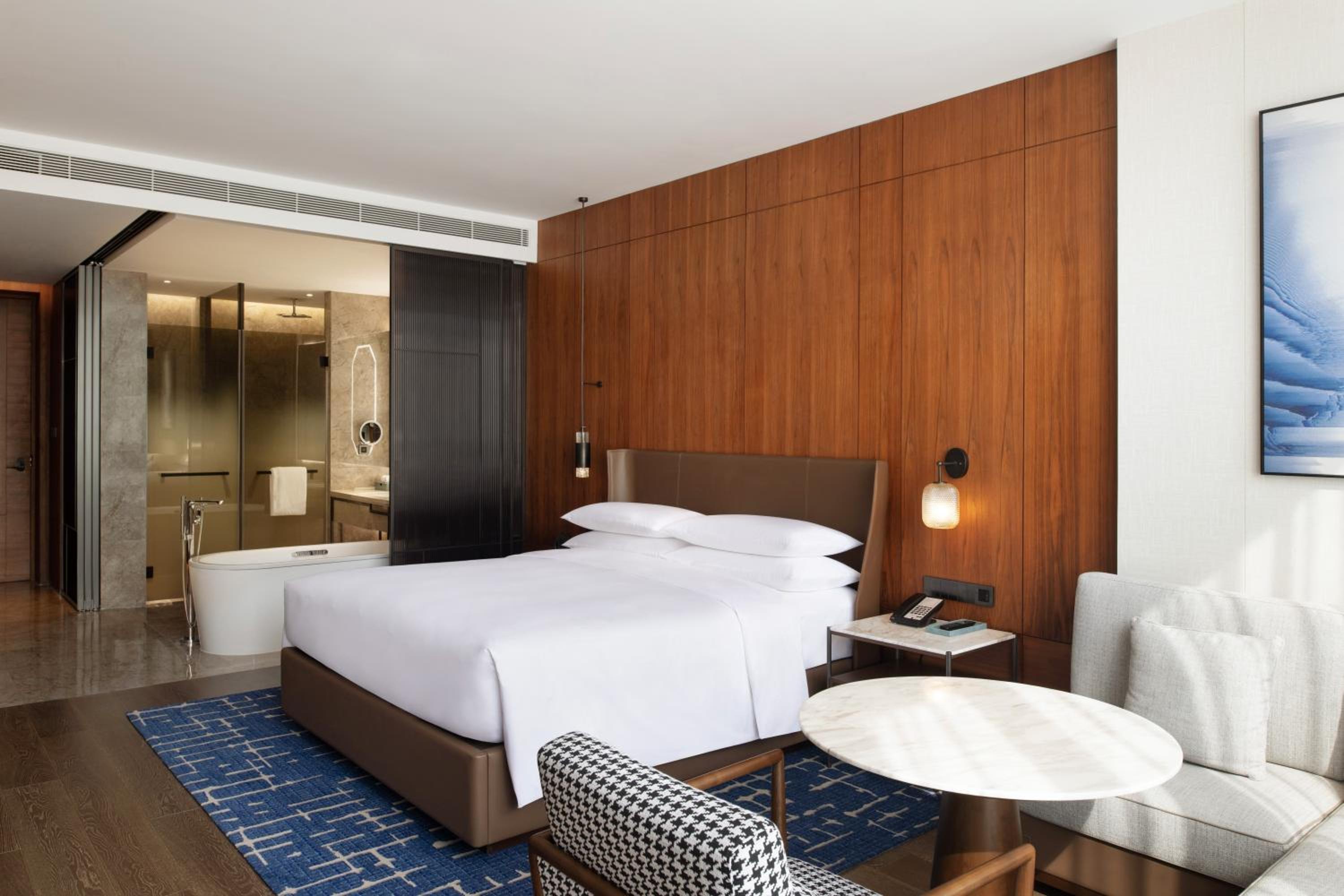 Deluxe King Room with Garden View