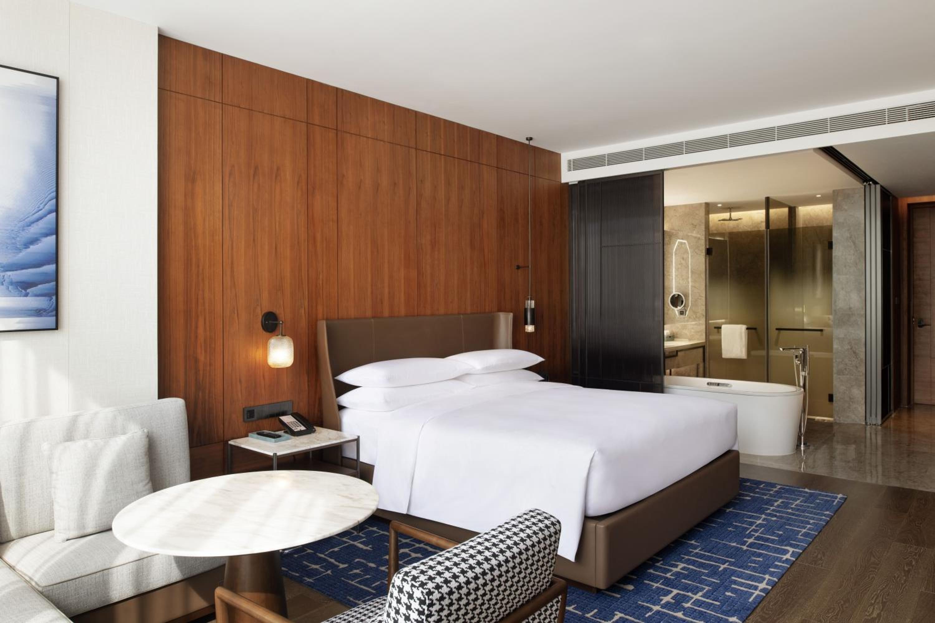 Deluxe King Room with Garden View photo 3