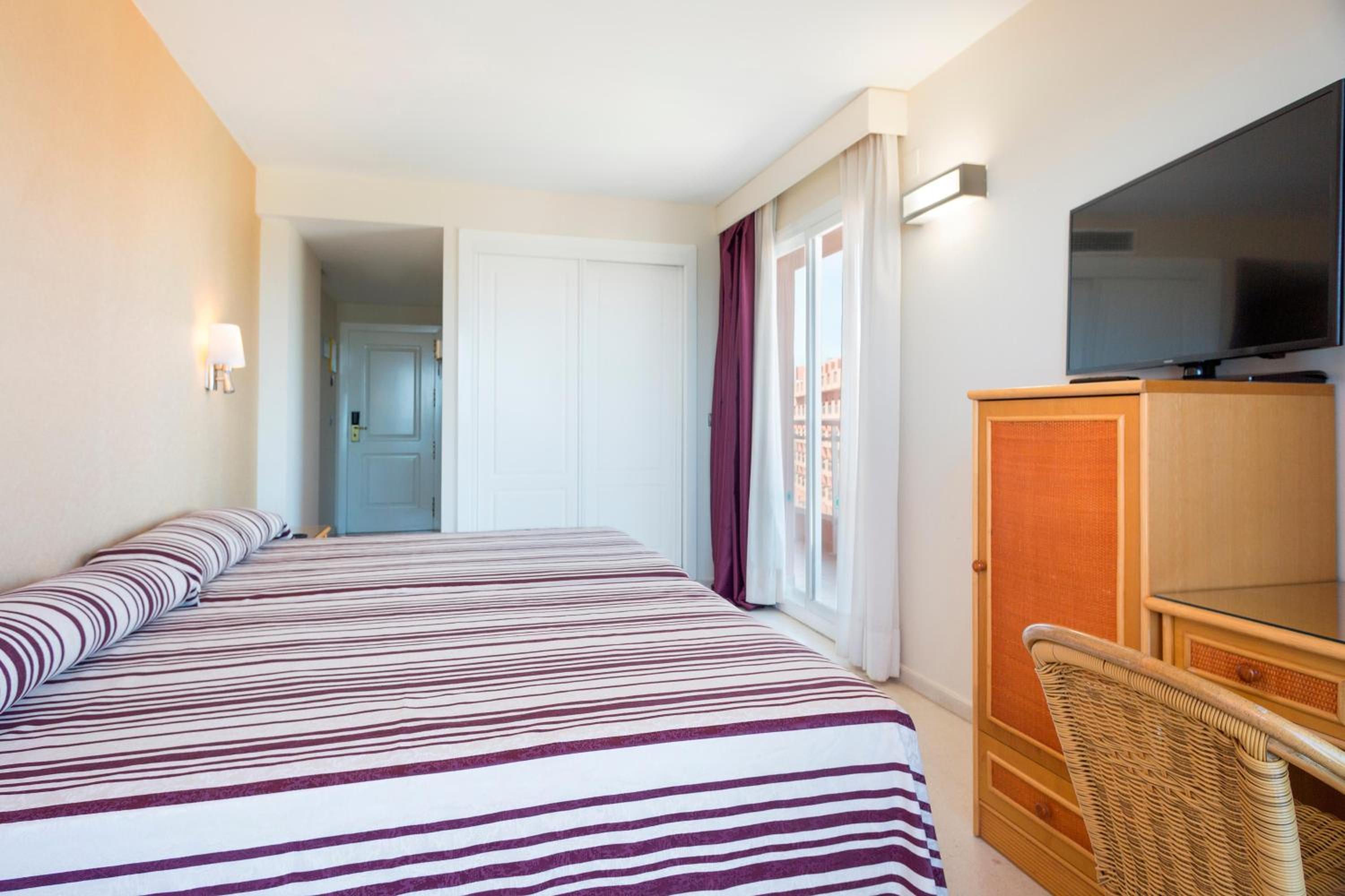 Double Room with Front Sea View (2 Adults) - Photo 1