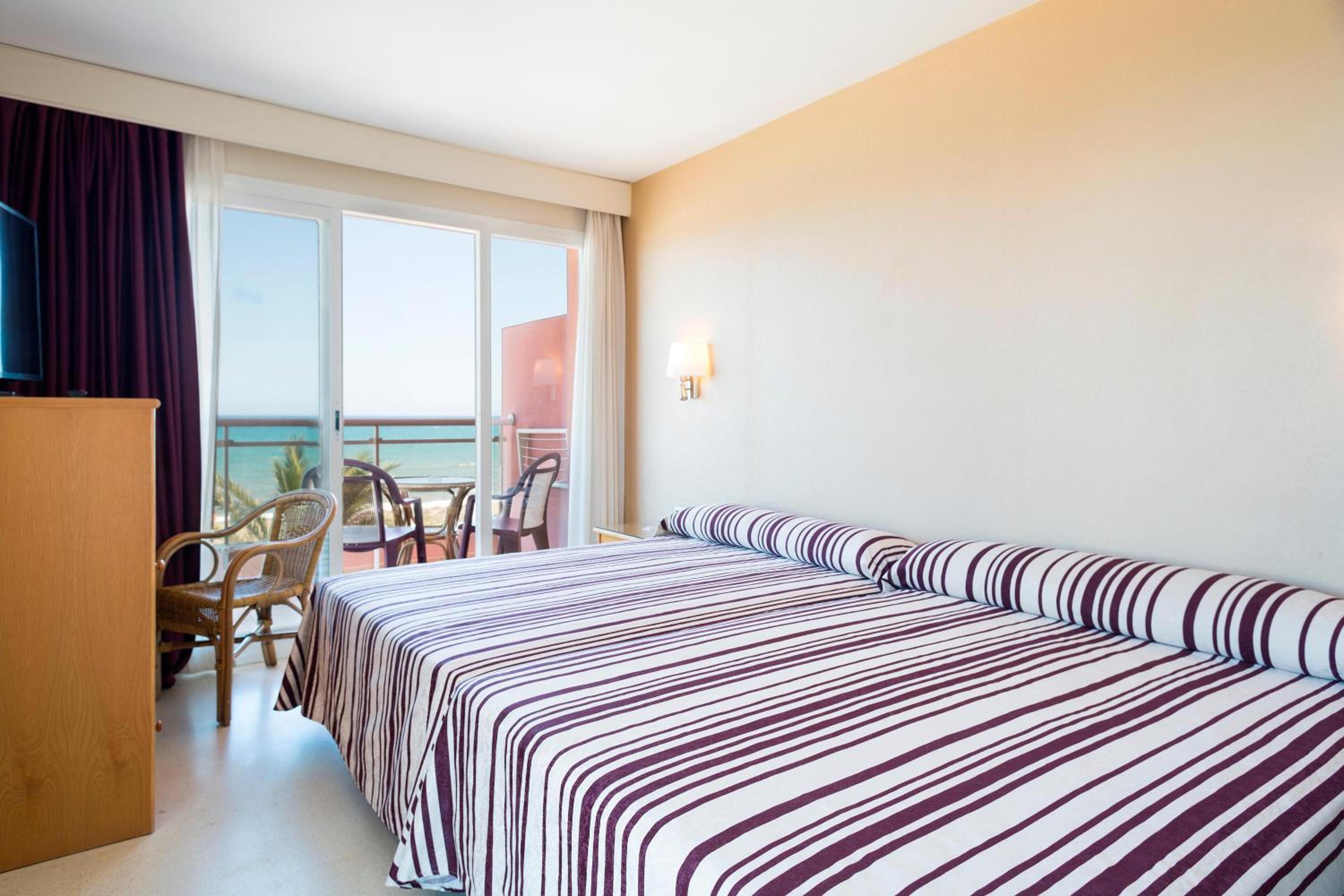 Double Room with Front Sea View (2 Adults) - Photo 2