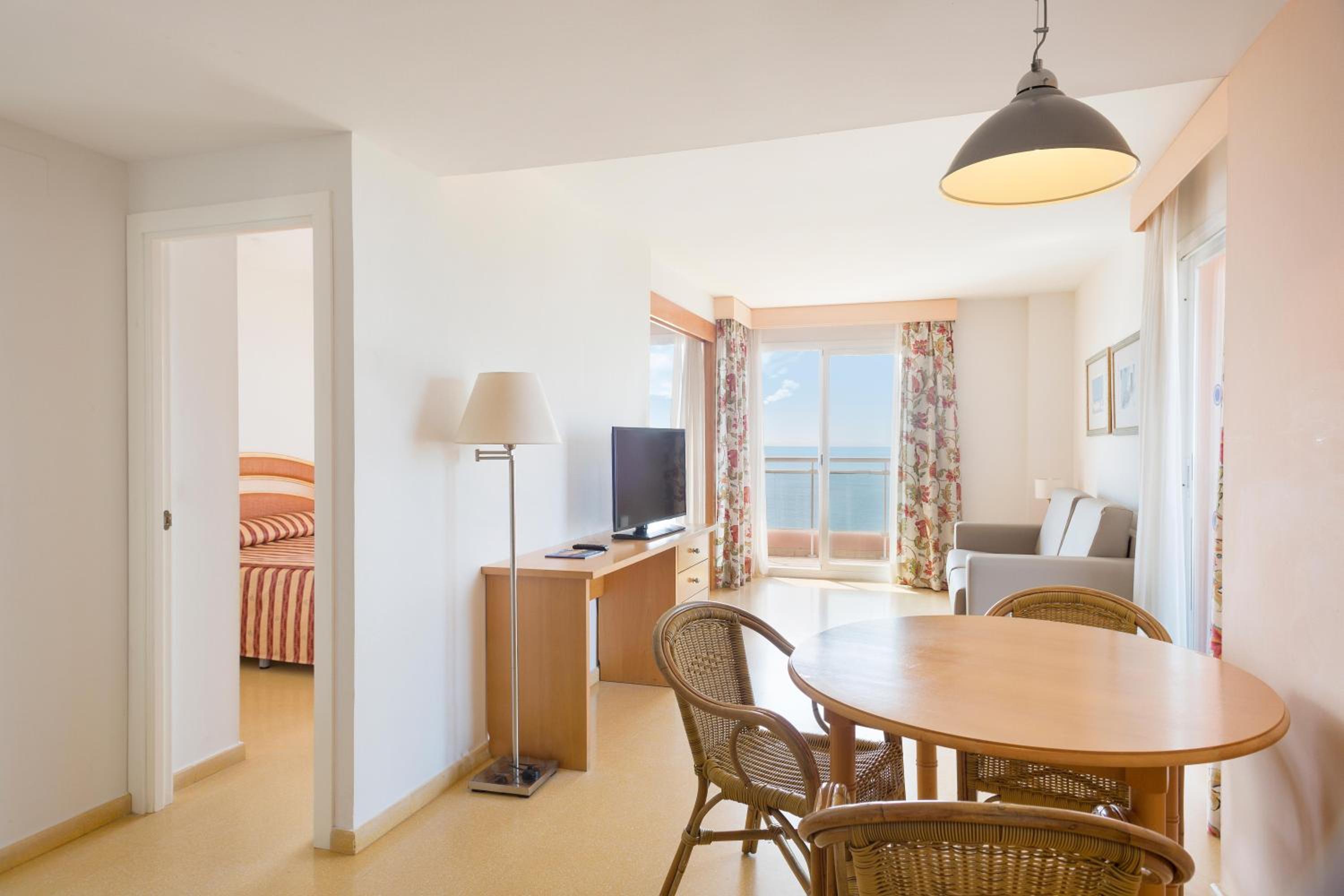 One- Bedroom Apartment with Lateral Sea View (2 Adults + 1 Child) - Photo 2