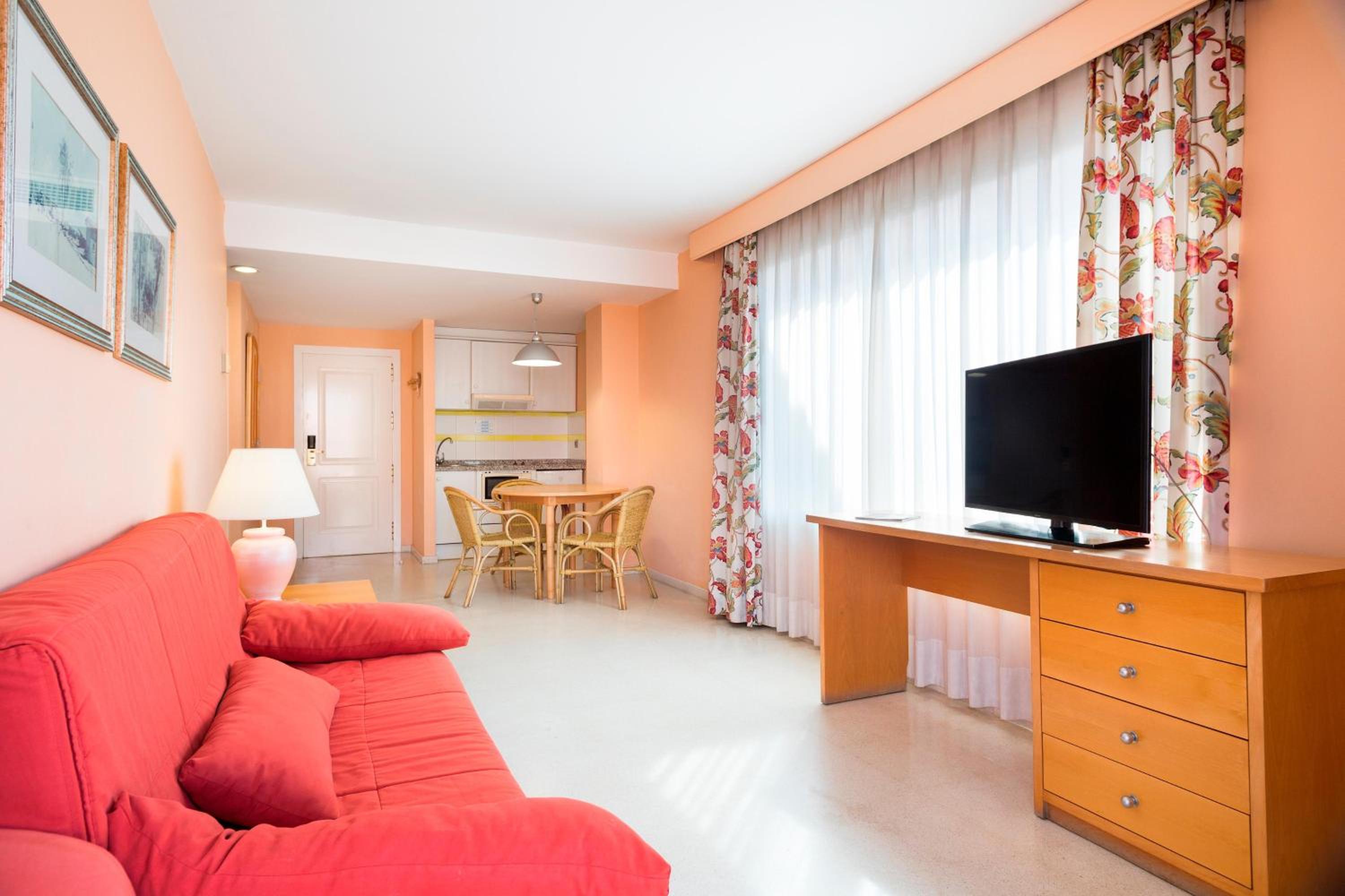 One-Bedroom Apartment (2 Adults + 1 Child) - Photo 2