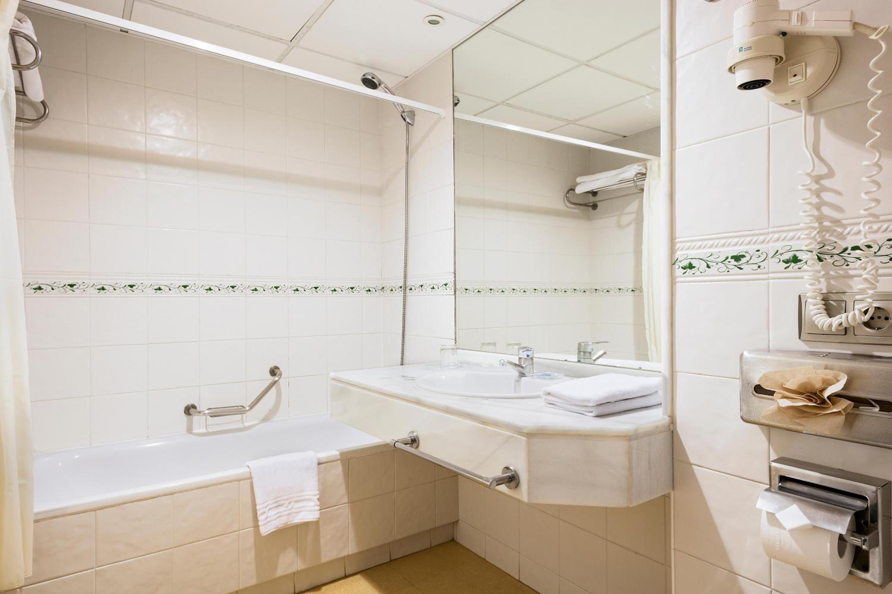 Standard Double Room (2 Adults) - Photo 3