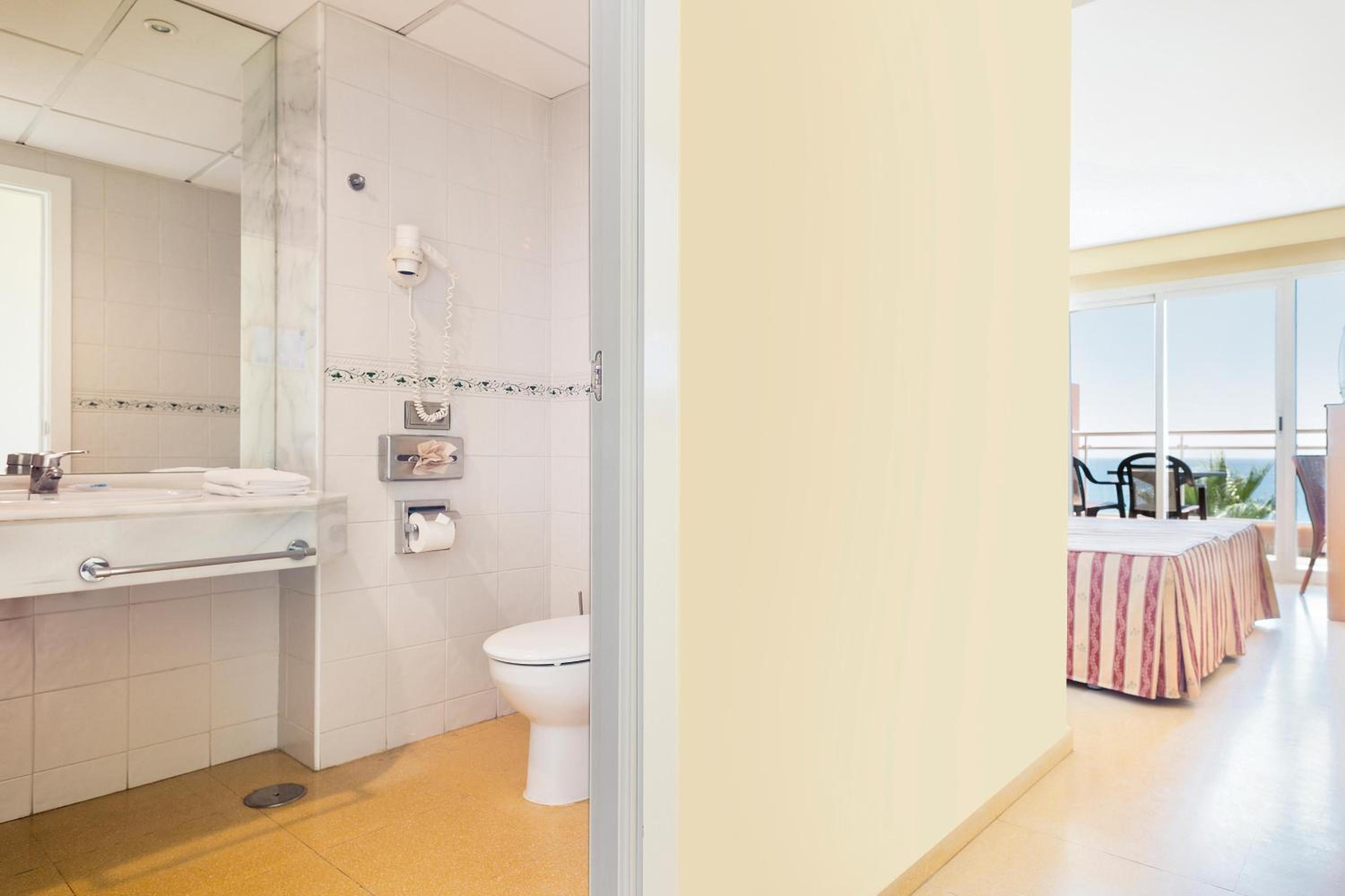 Double Room with Front Sea View (2 Adults) - Photo 5