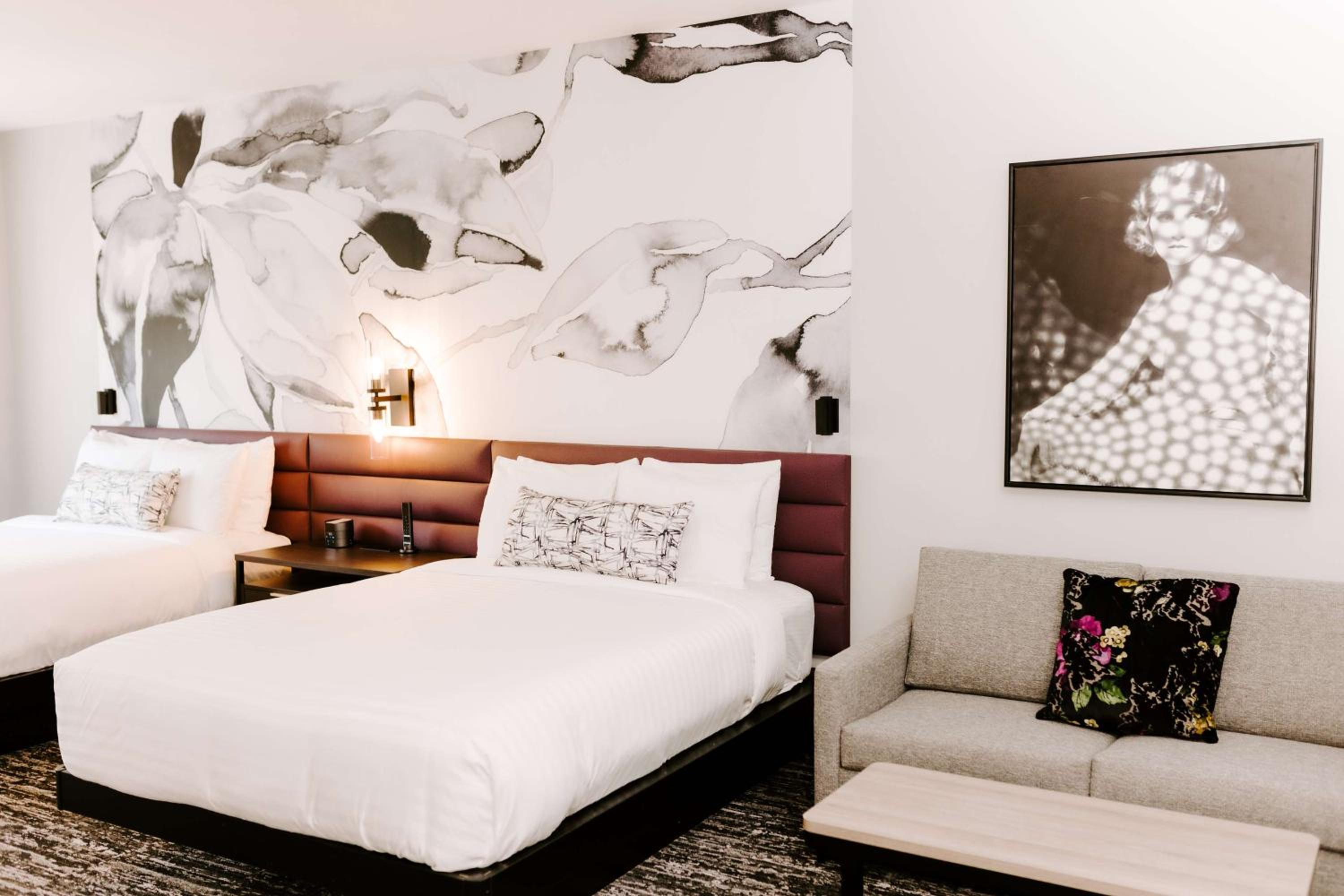 Queen Suite with Two Queen Beds and Sofa Bed - Non-Smoking - Photo 2