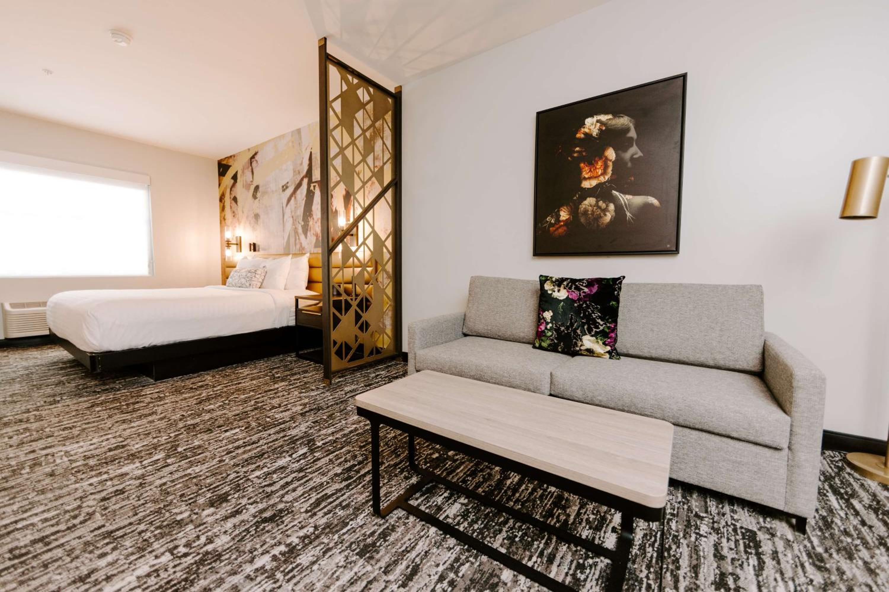 King Suite with Sofa Bed - Non-Smoking - Photo 2