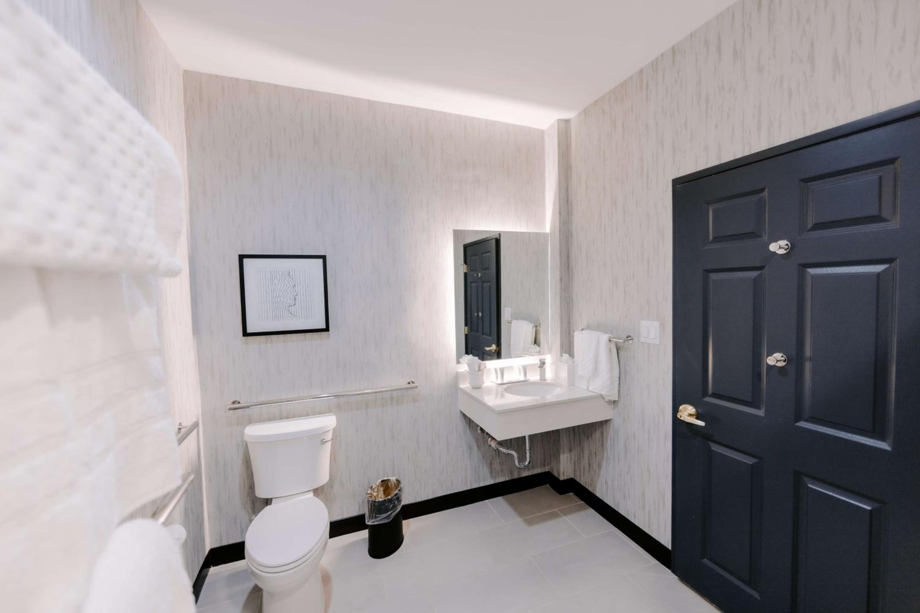 King Suite with Sofa Bed and Bath Tub - Disability Access/Non-Smoking - Photo 5