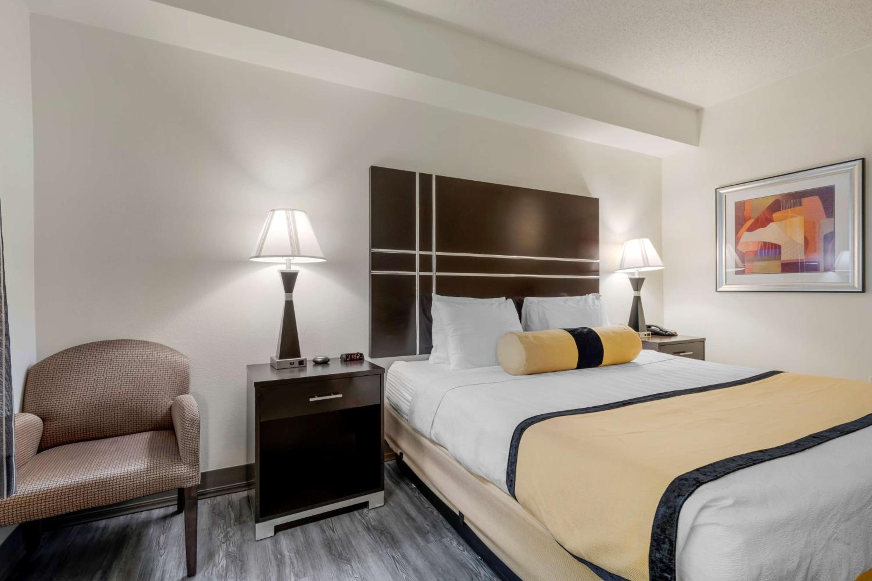 King Room with Roll-in Shower - Disability Access/Non-Smoking - Photo 3
