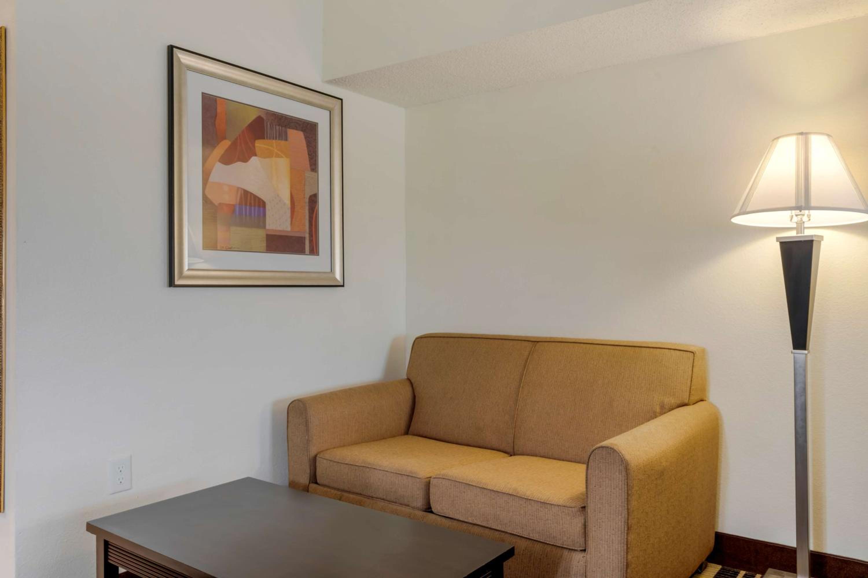 Junior Suite Two Double Beds and Sofa Bed - Non-Smoking - Photo 2
