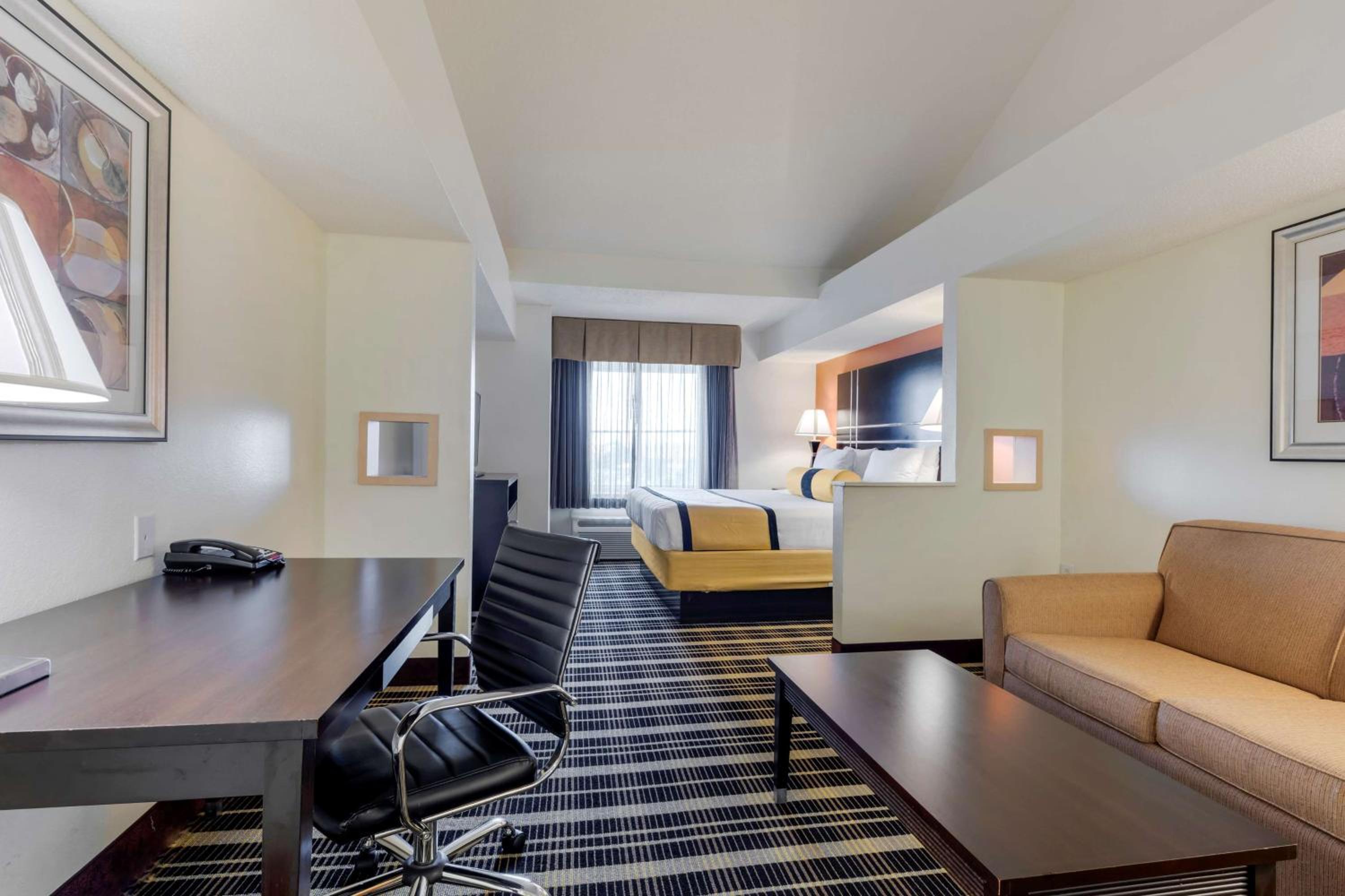 King Suite with Sofa Bed - Non Smoking - Photo 1