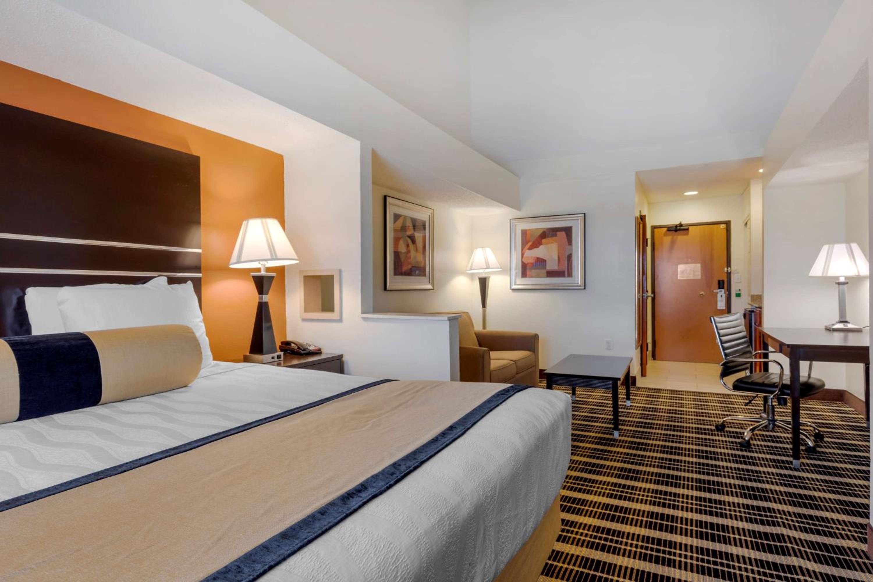 King Suite with Sofa Bed - Non Smoking - Photo 3