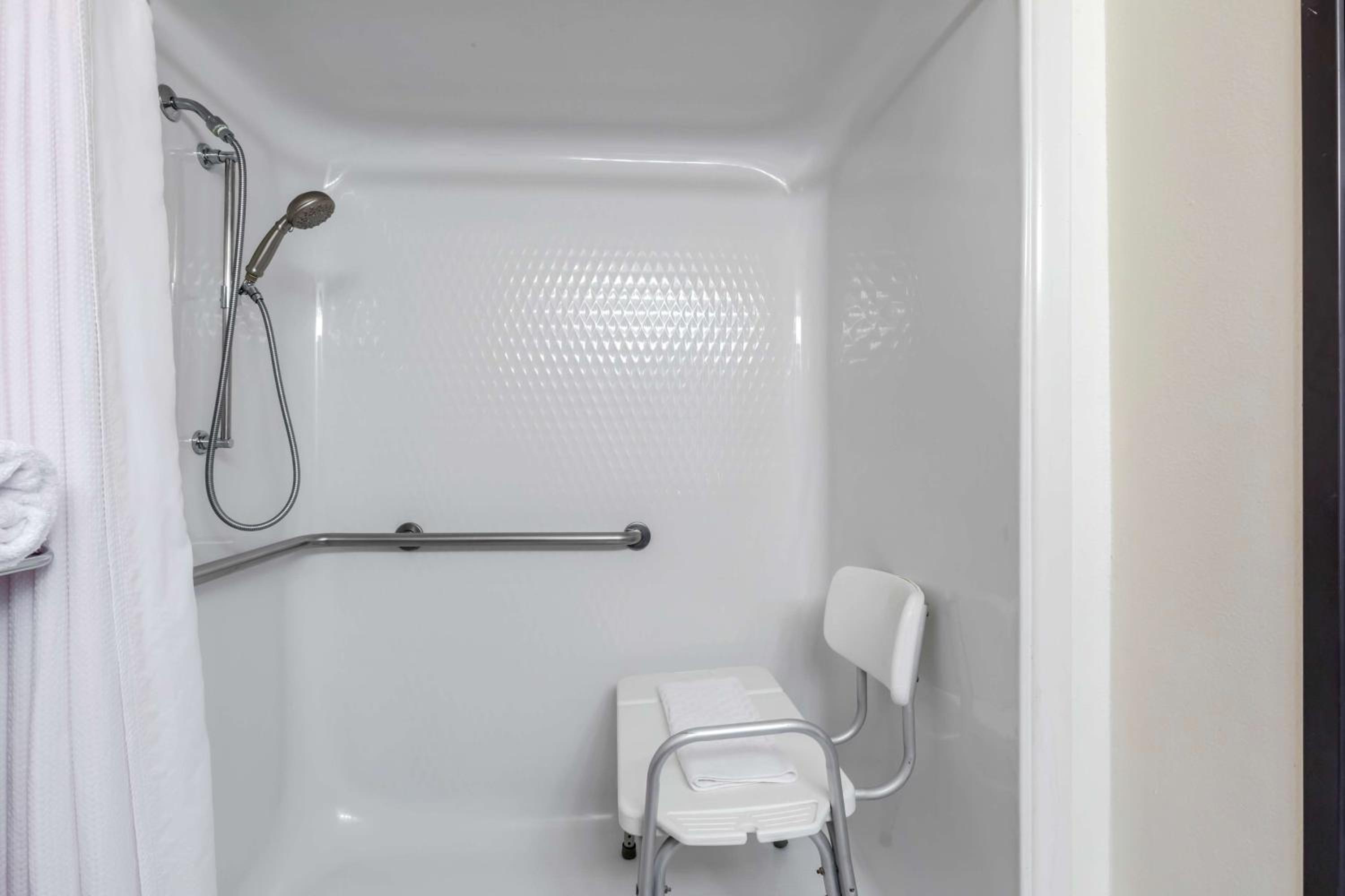 King Room with Roll-in Shower - Disability Access/Non-Smoking - Photo 5