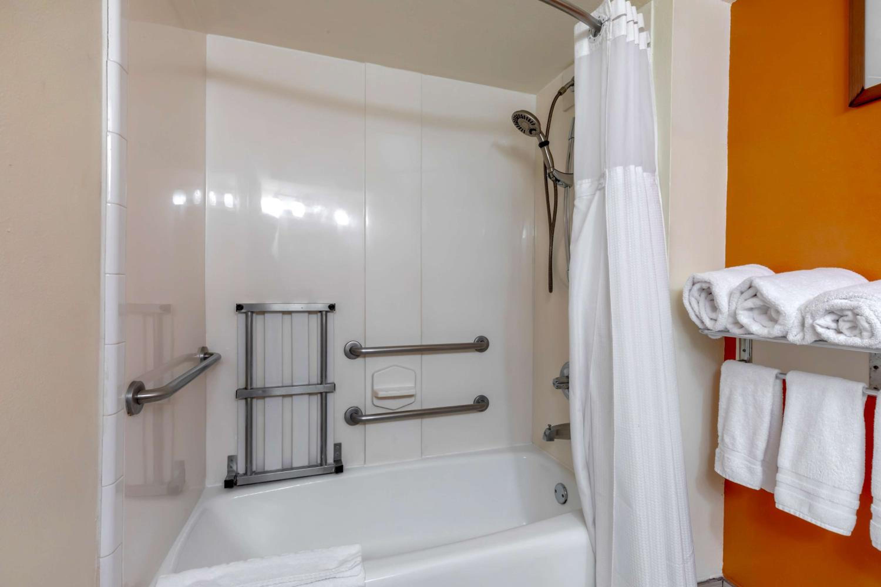 Double Room with Two Double Beds - Accessible - Photo 2
