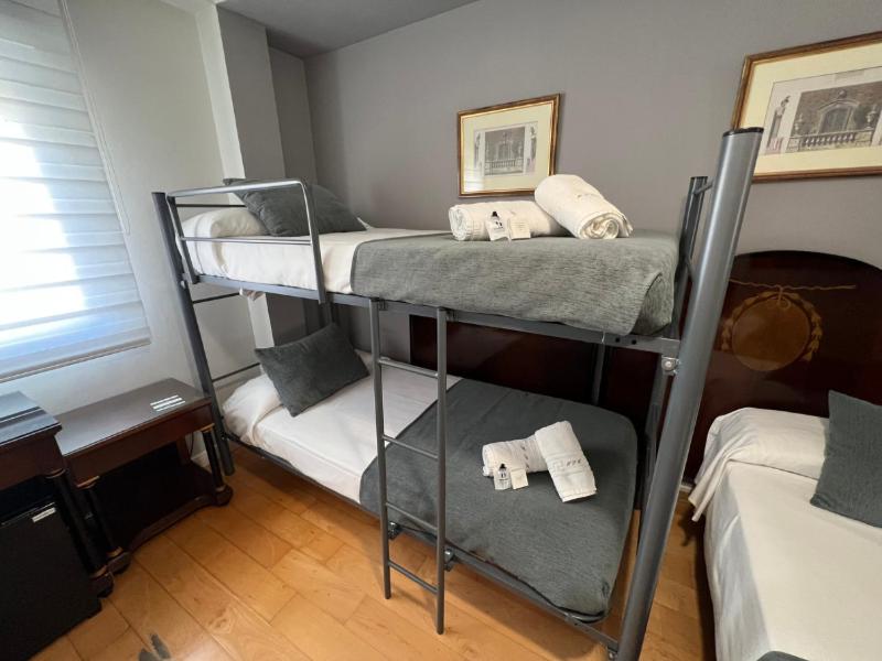 Economy Triple Room photo 3