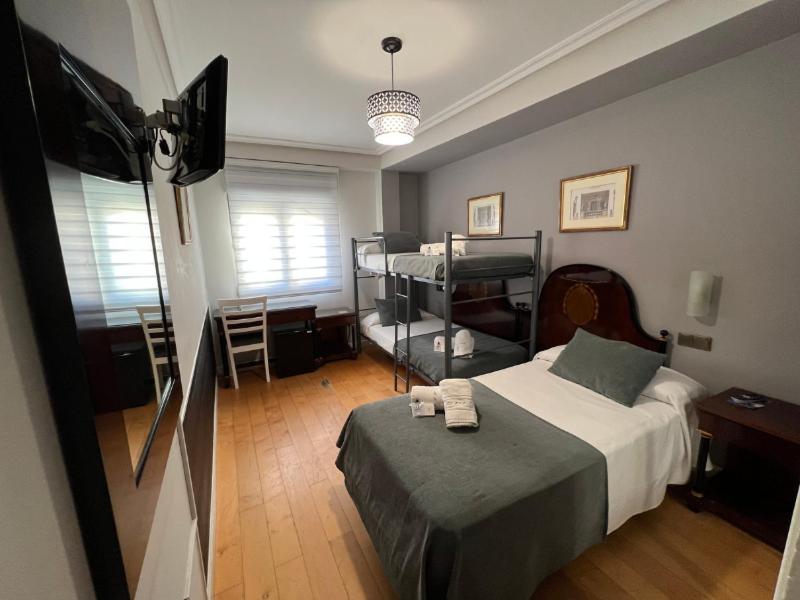 Economy Triple Room photo 2