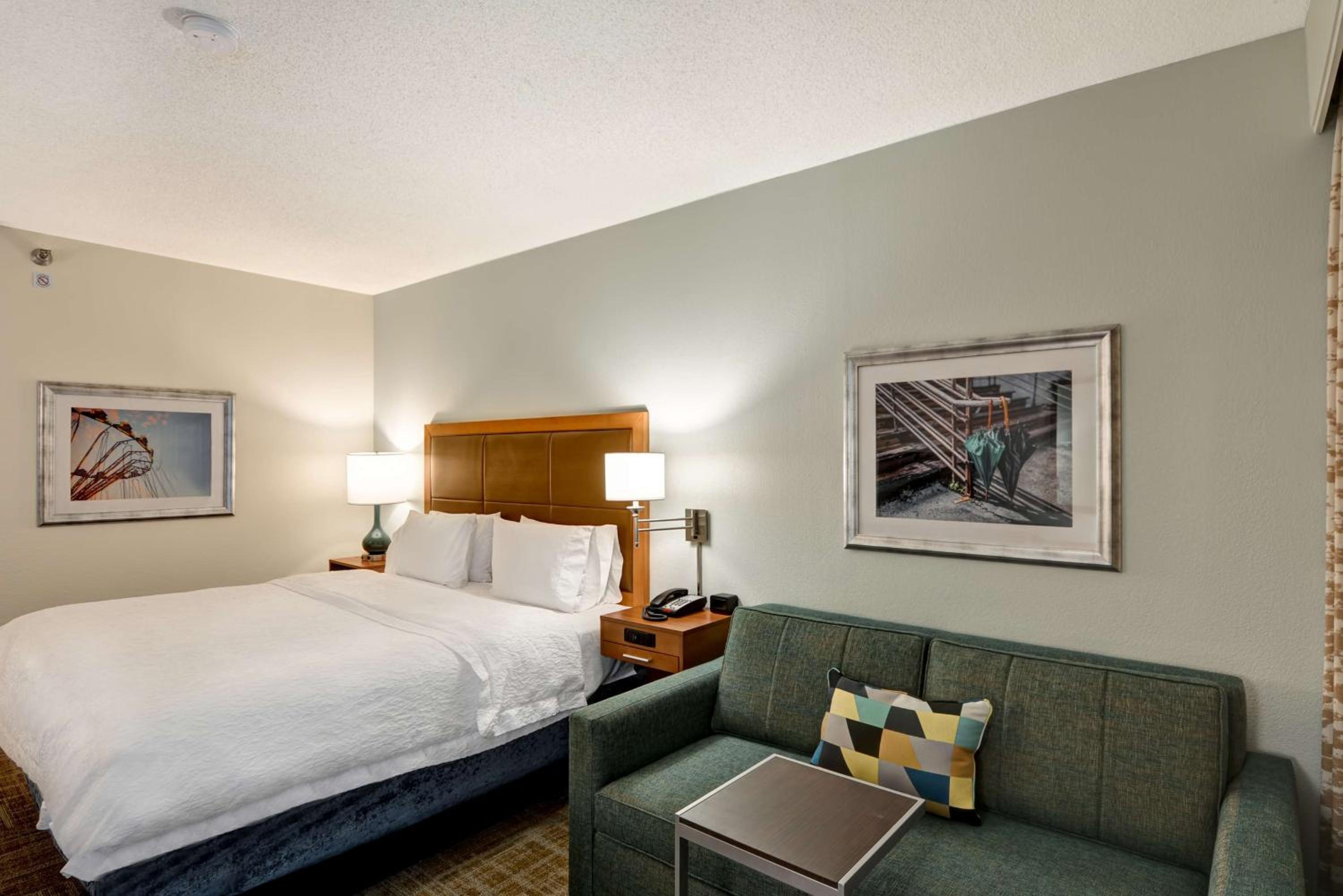 King Room with Accessible Tub - Mobility and Hearing Access/Non-Smoking - Photo 1