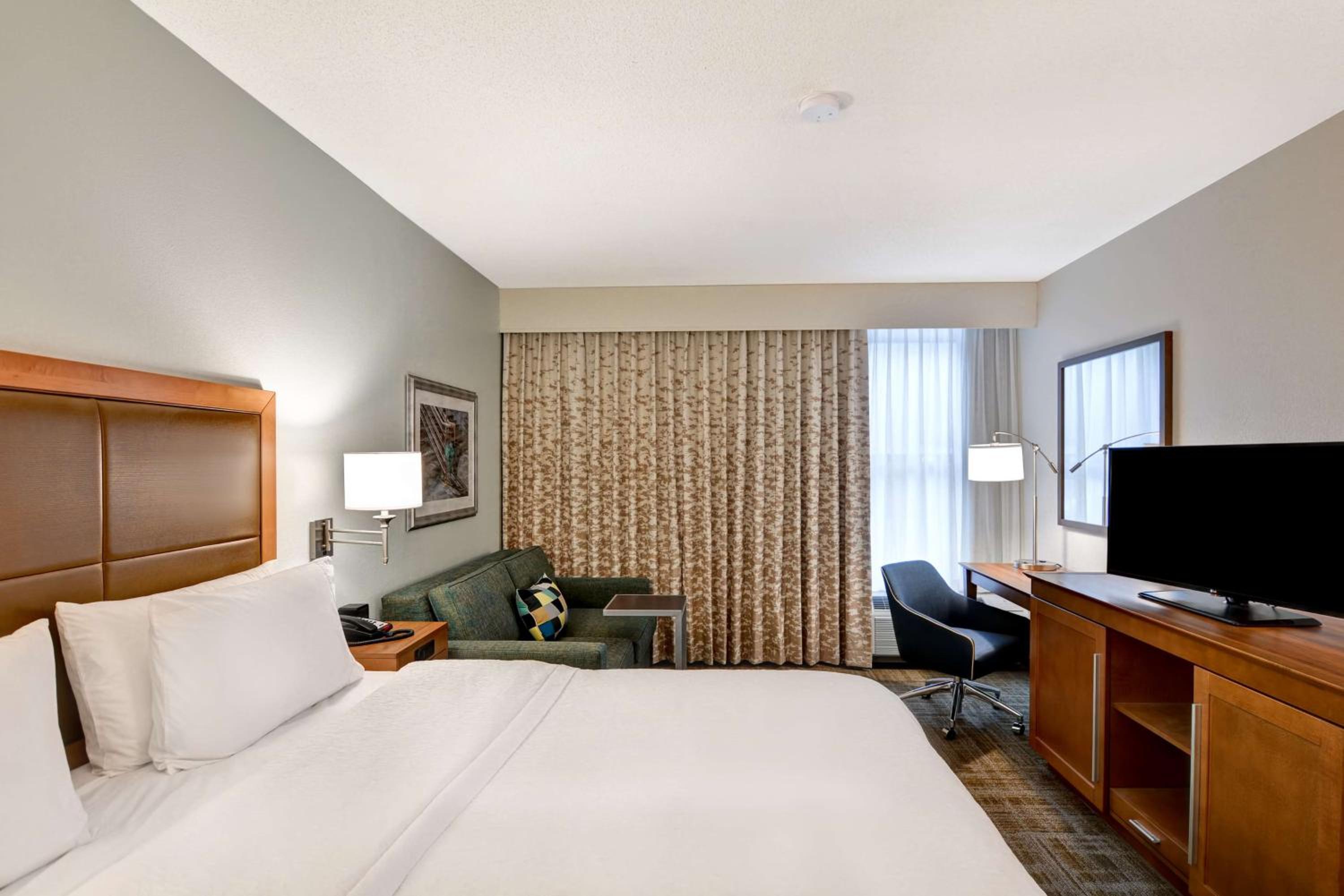 King Room with Accessible Tub - Mobility and Hearing Access/Non-Smoking - Photo 4