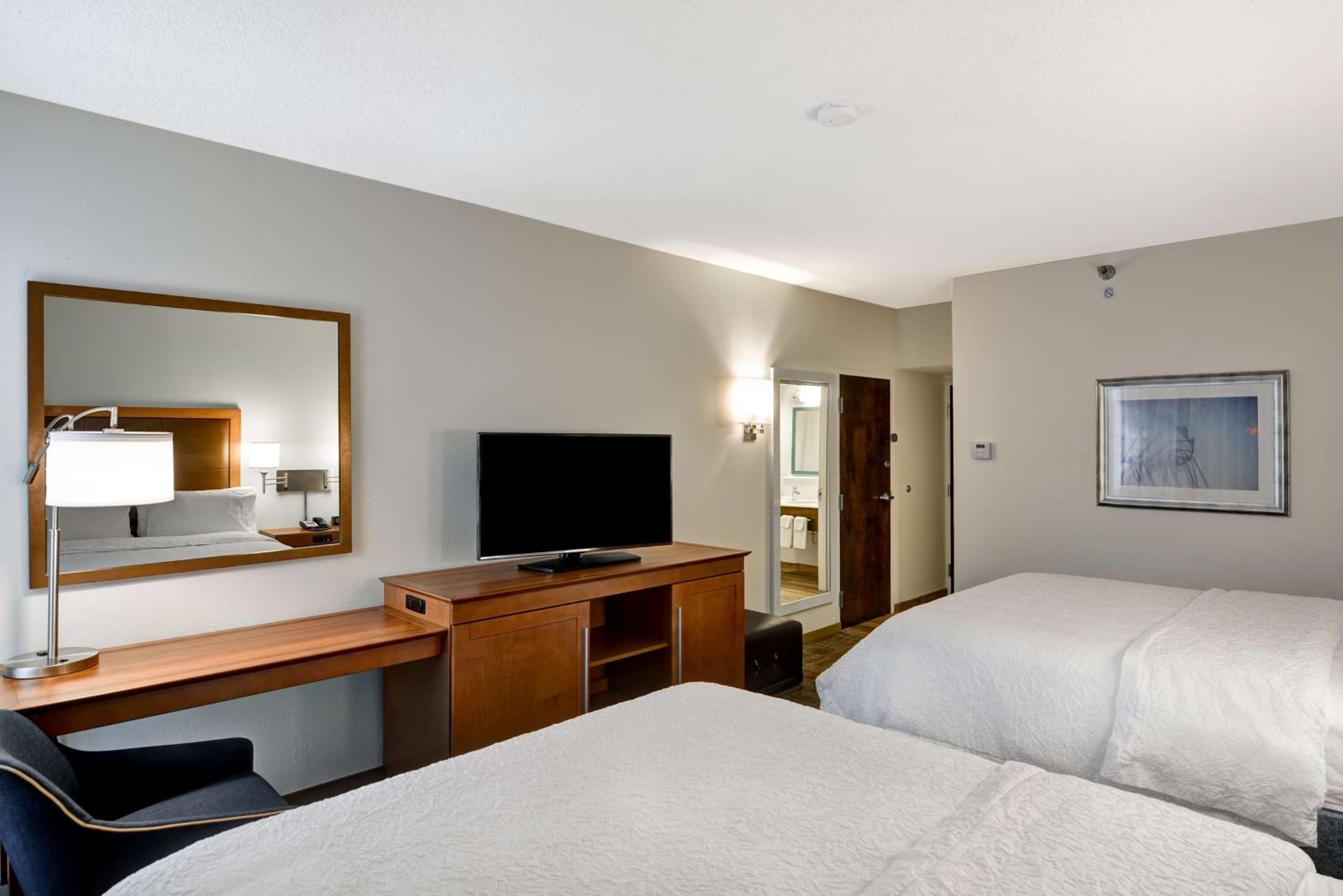 Queen Room with Two Queen Beds - Photo 4