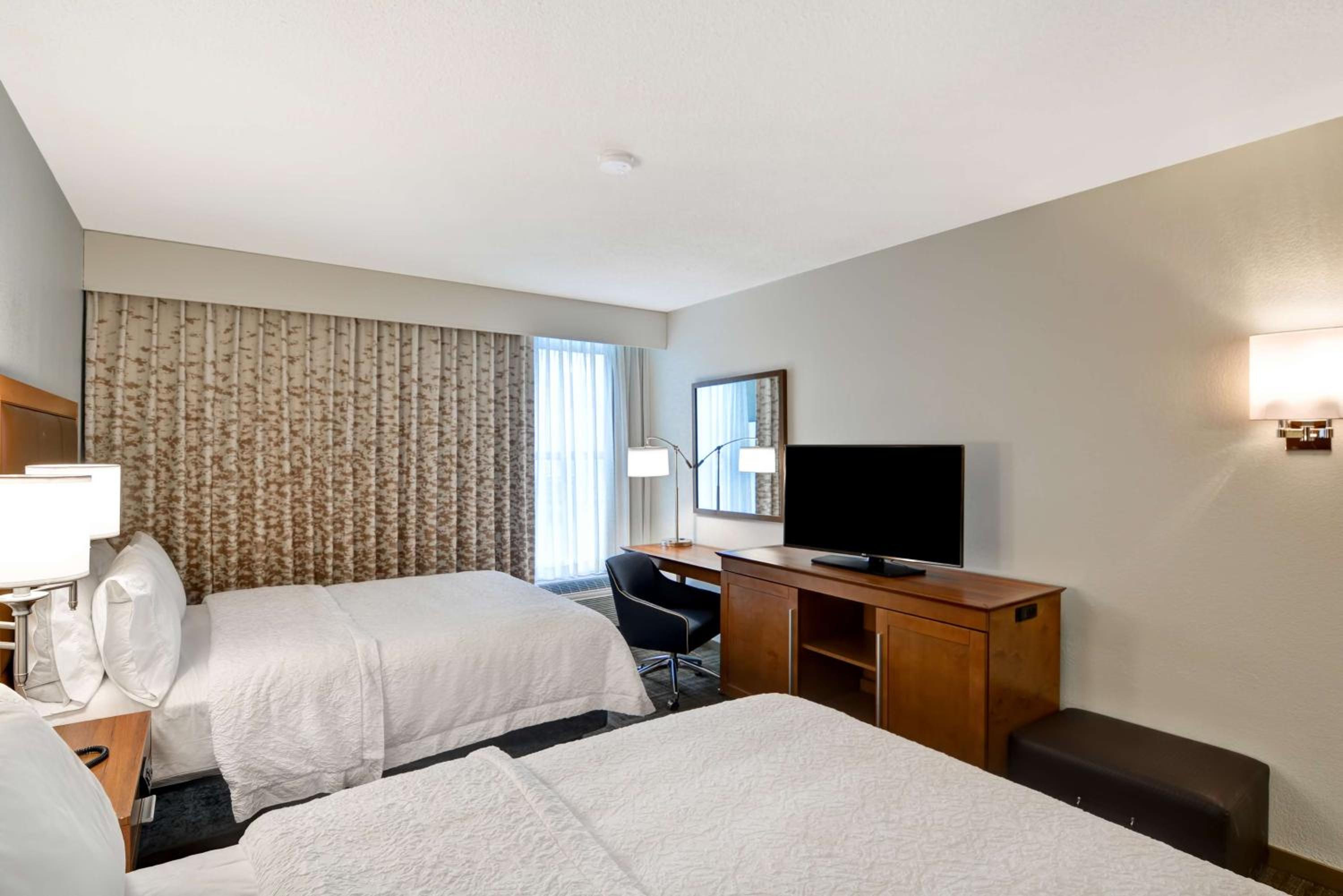 Queen Room with Two Queen Beds - Photo 2