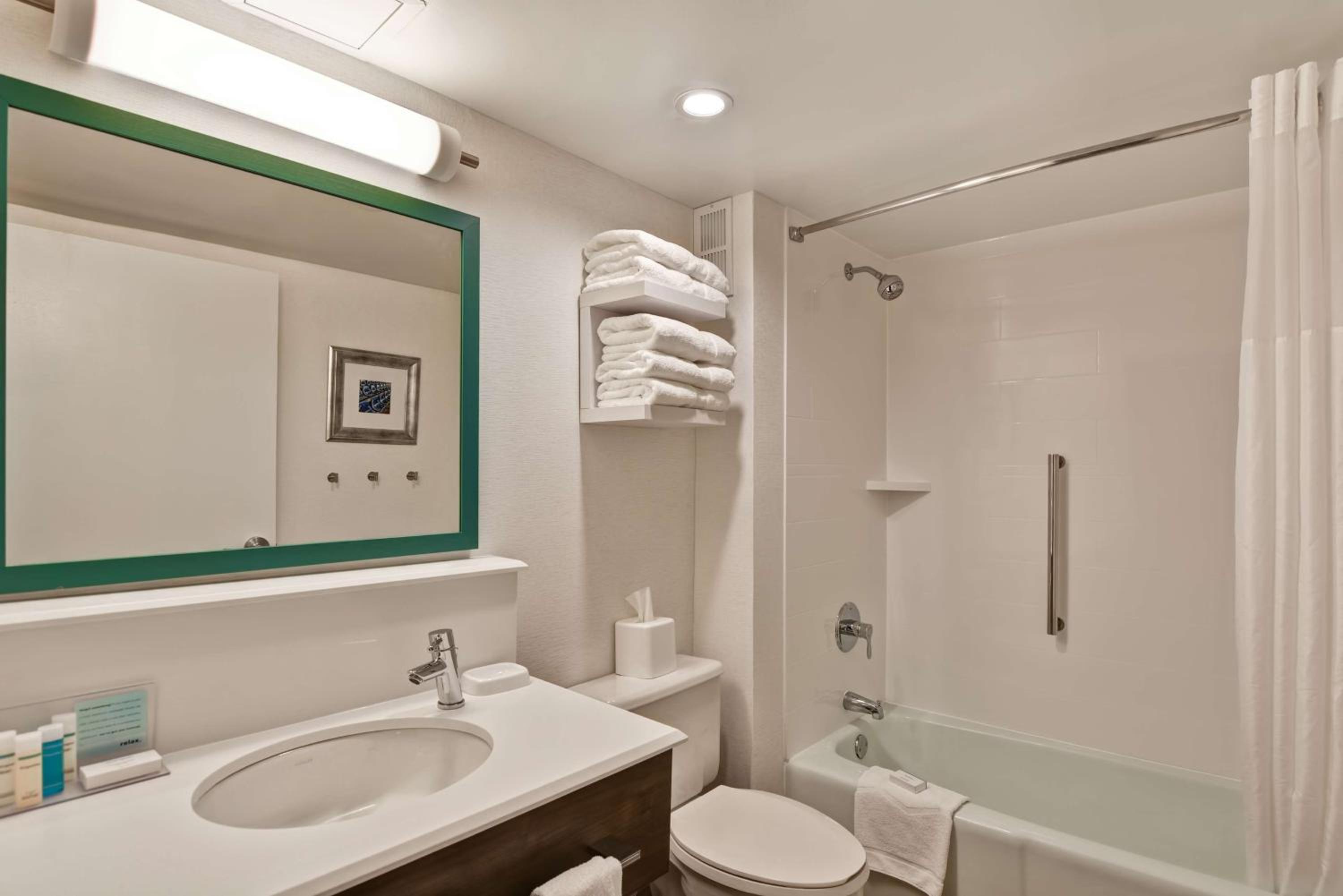 King Room with Accessible Tub - Mobility and Hearing Access/Non-Smoking - Photo 2
