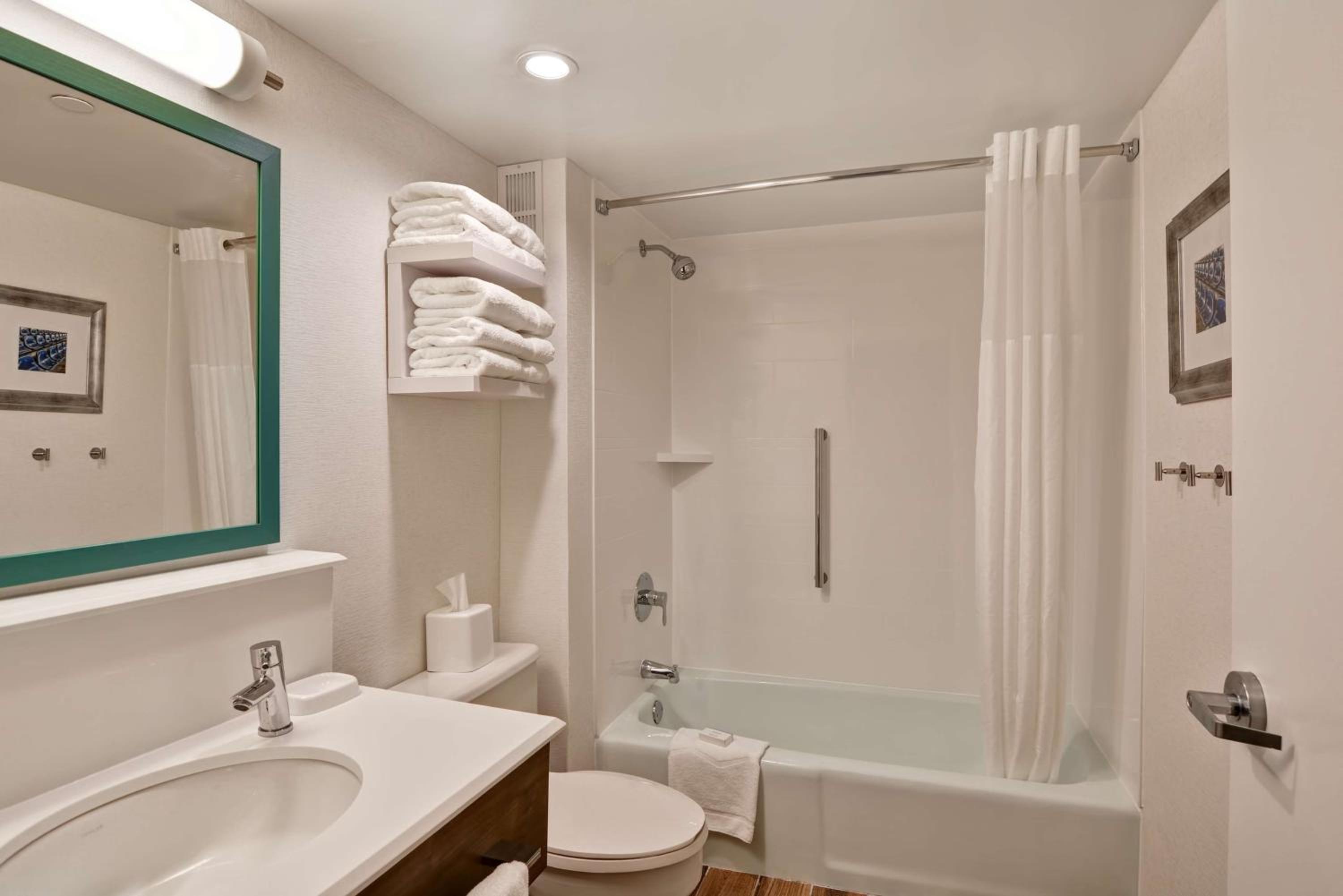 Queen Room with Two Queen Beds and Bath Tub - Mobility and Hearing Access/Non-Smoking - Photo 2