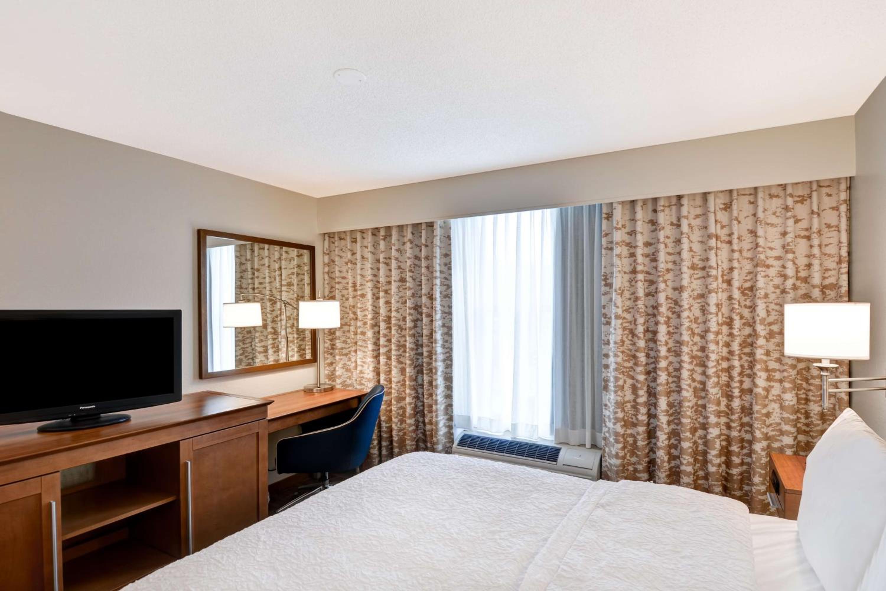 Queen Room with One Queen Bed - Non-Smoking - Photo 1