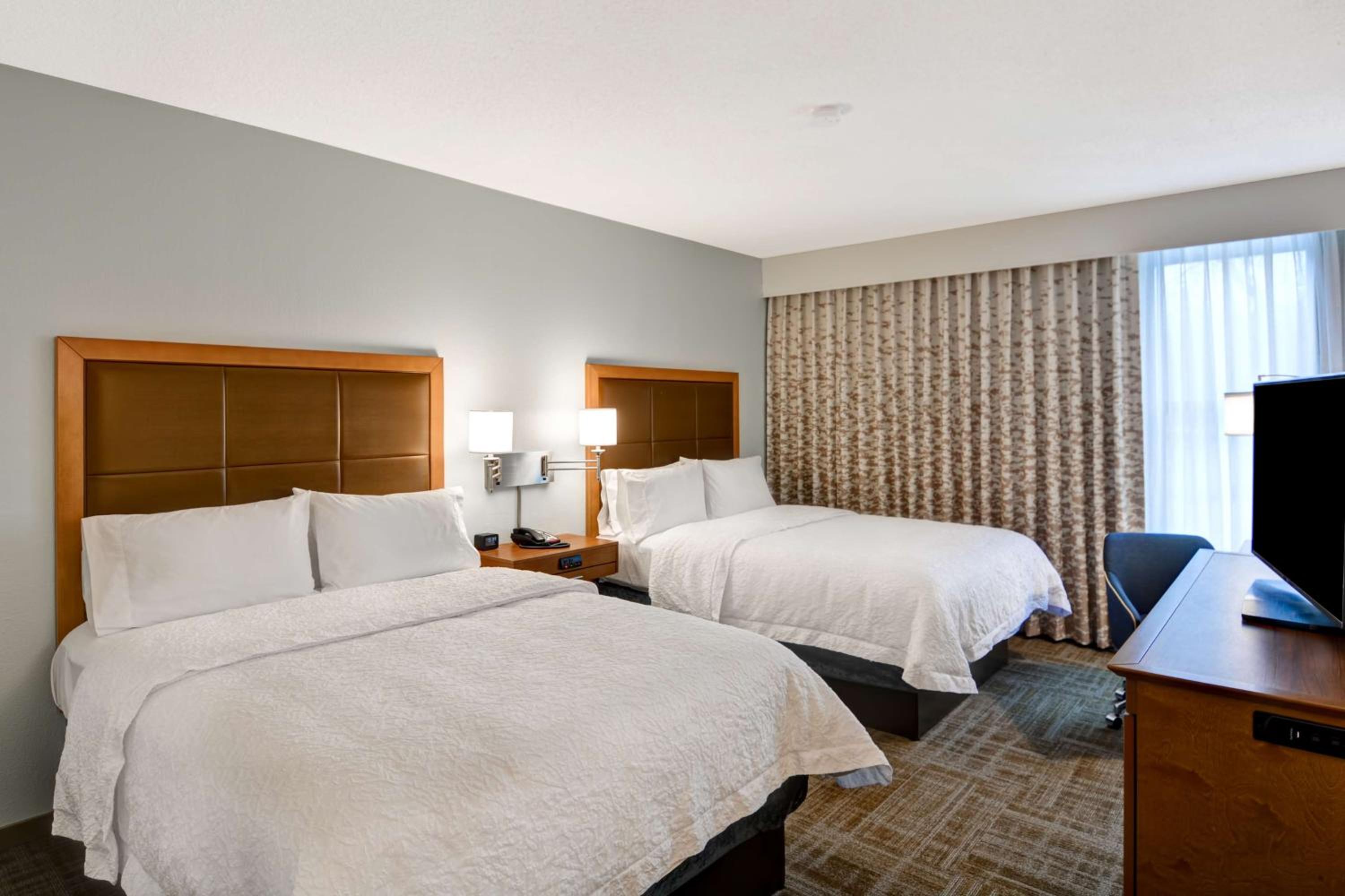 Queen Room with Two Queen Beds - Photo 3