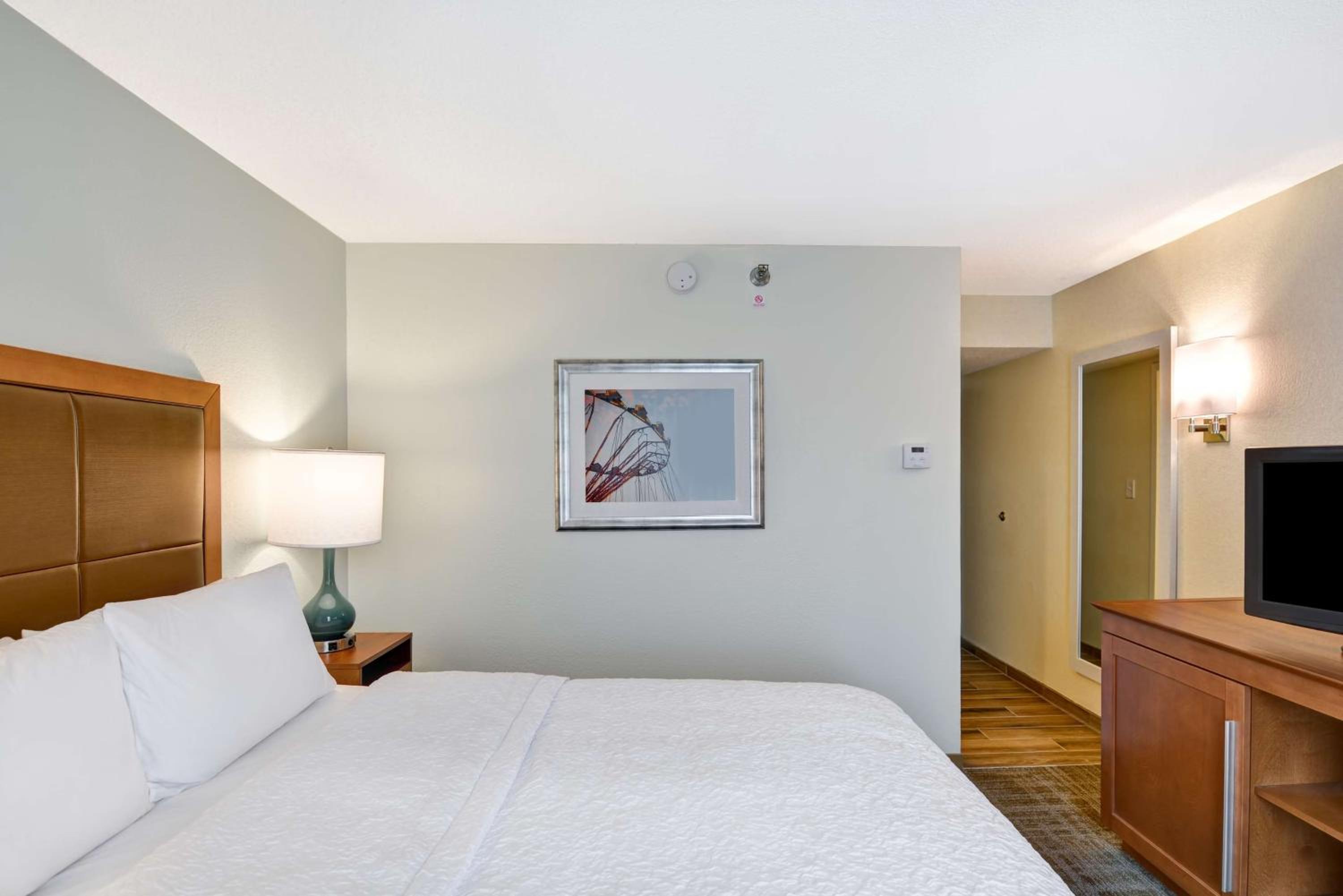 Queen Room with One Queen Bed - Non-Smoking - Photo 3