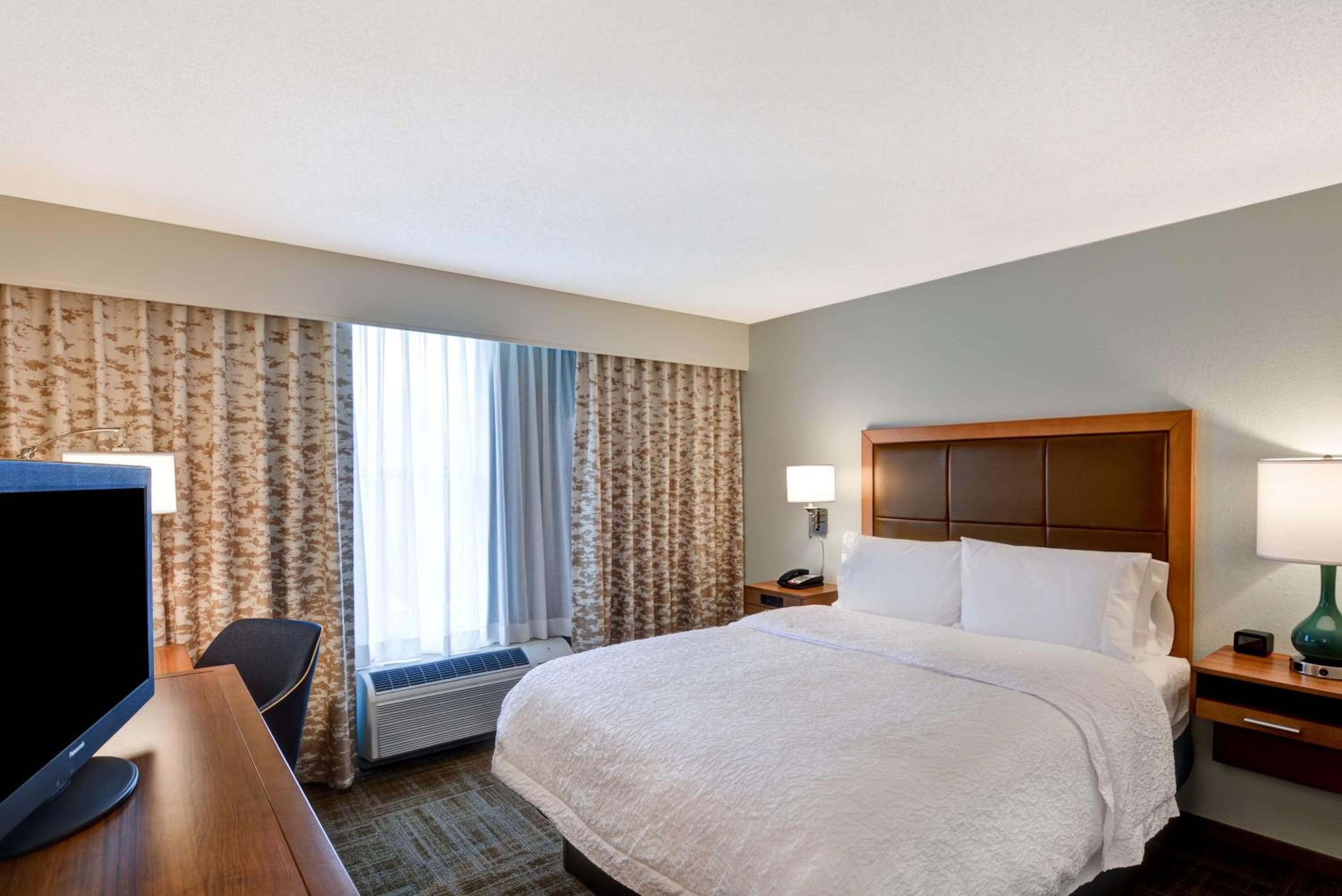 Queen Room with One Queen Bed - Non-Smoking - Photo 2