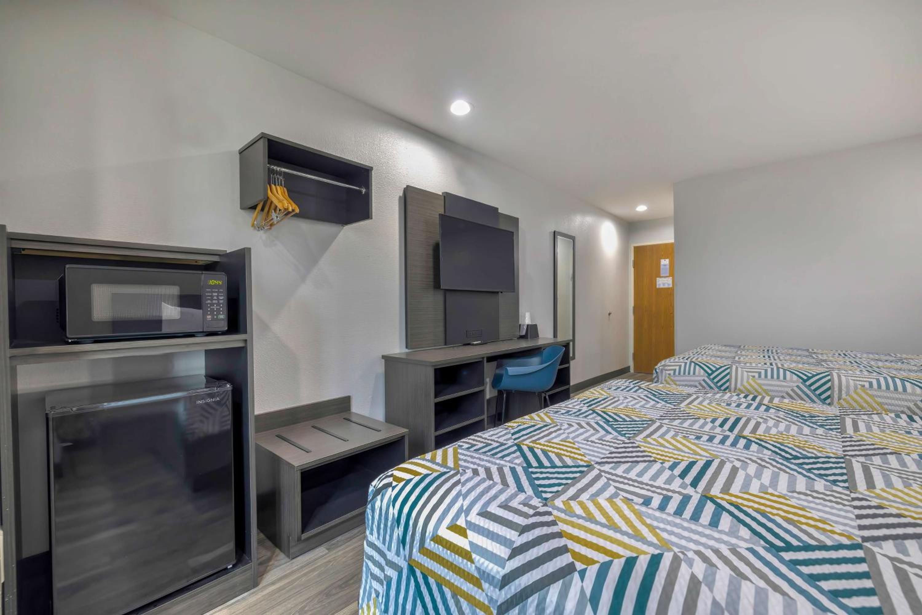 Deluxe Queen Room with Two Queen Beds - Smoking - Photo 2