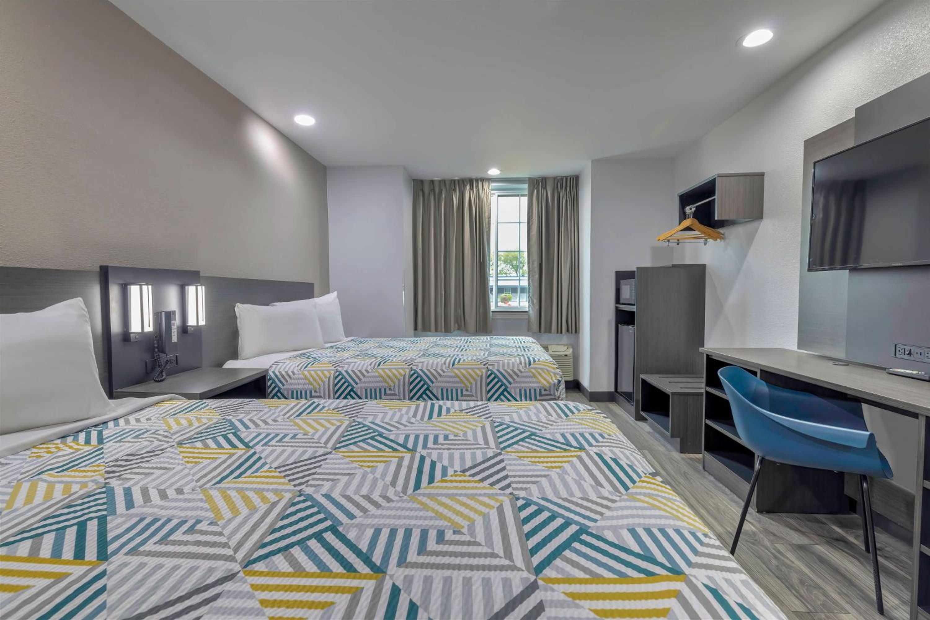 Deluxe Queen Room with Two Queen Beds - Smoking - Photo 3