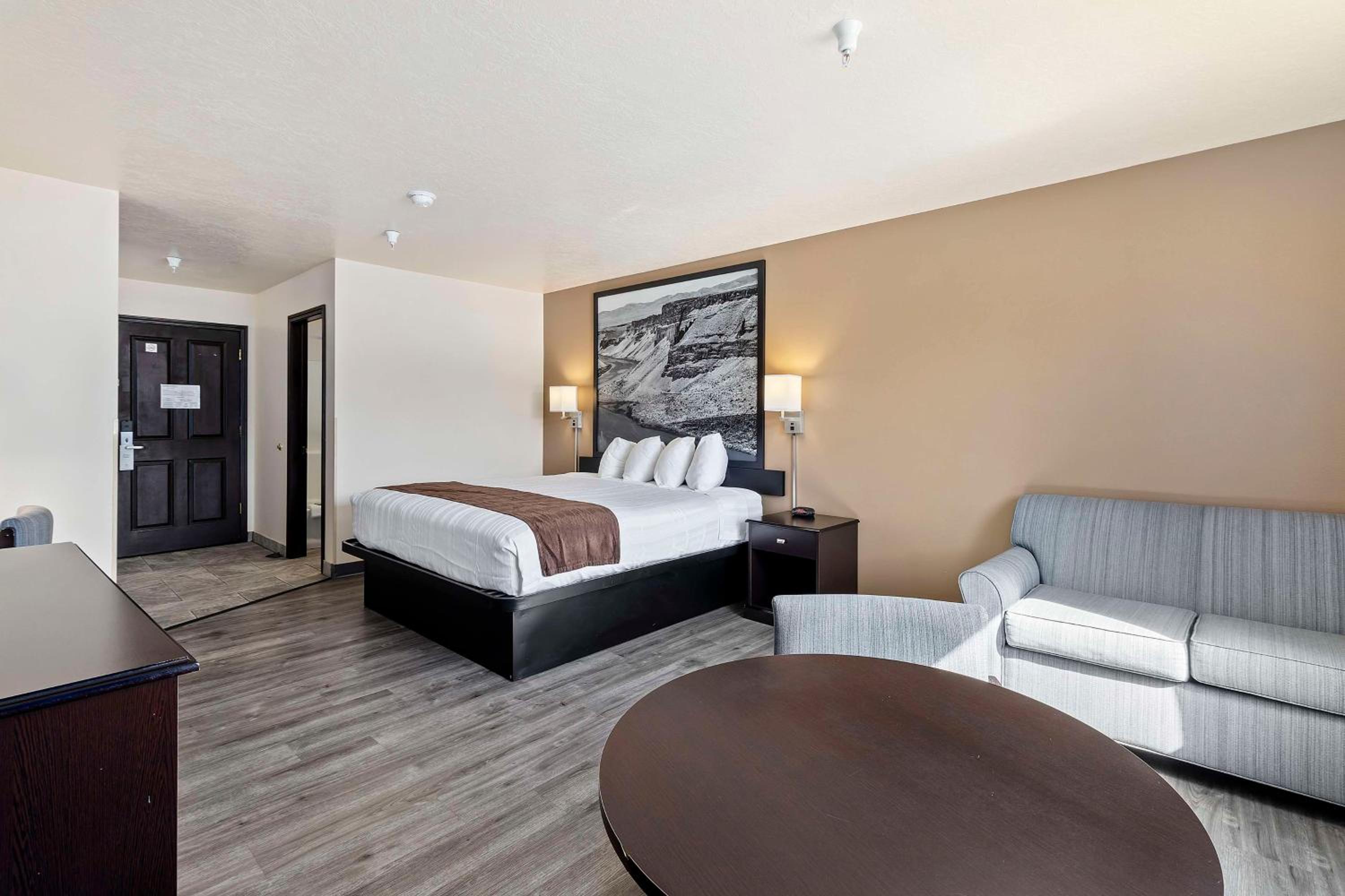 King Room - Non Smoking - Photo 1