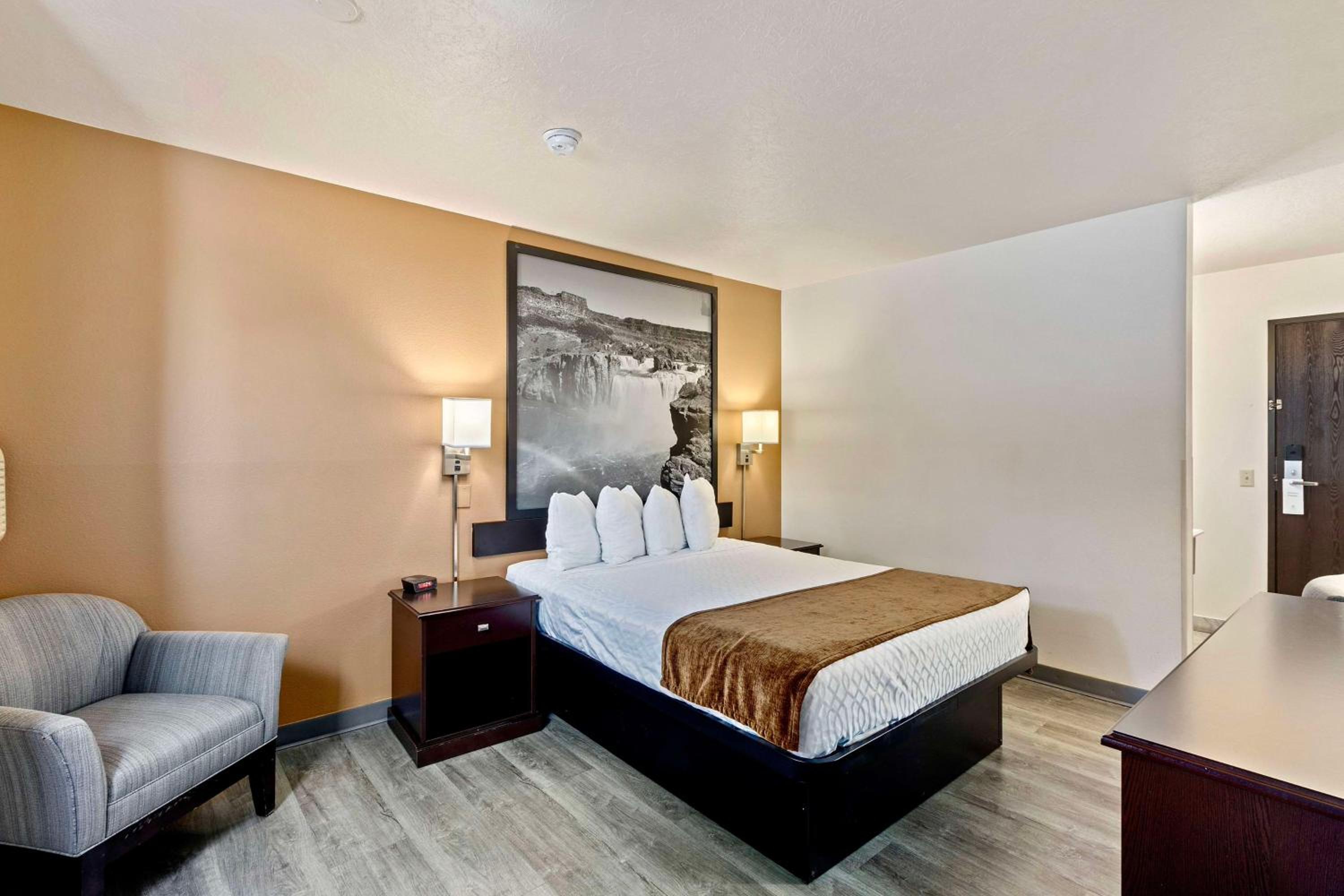 Queen Room - Photo 1