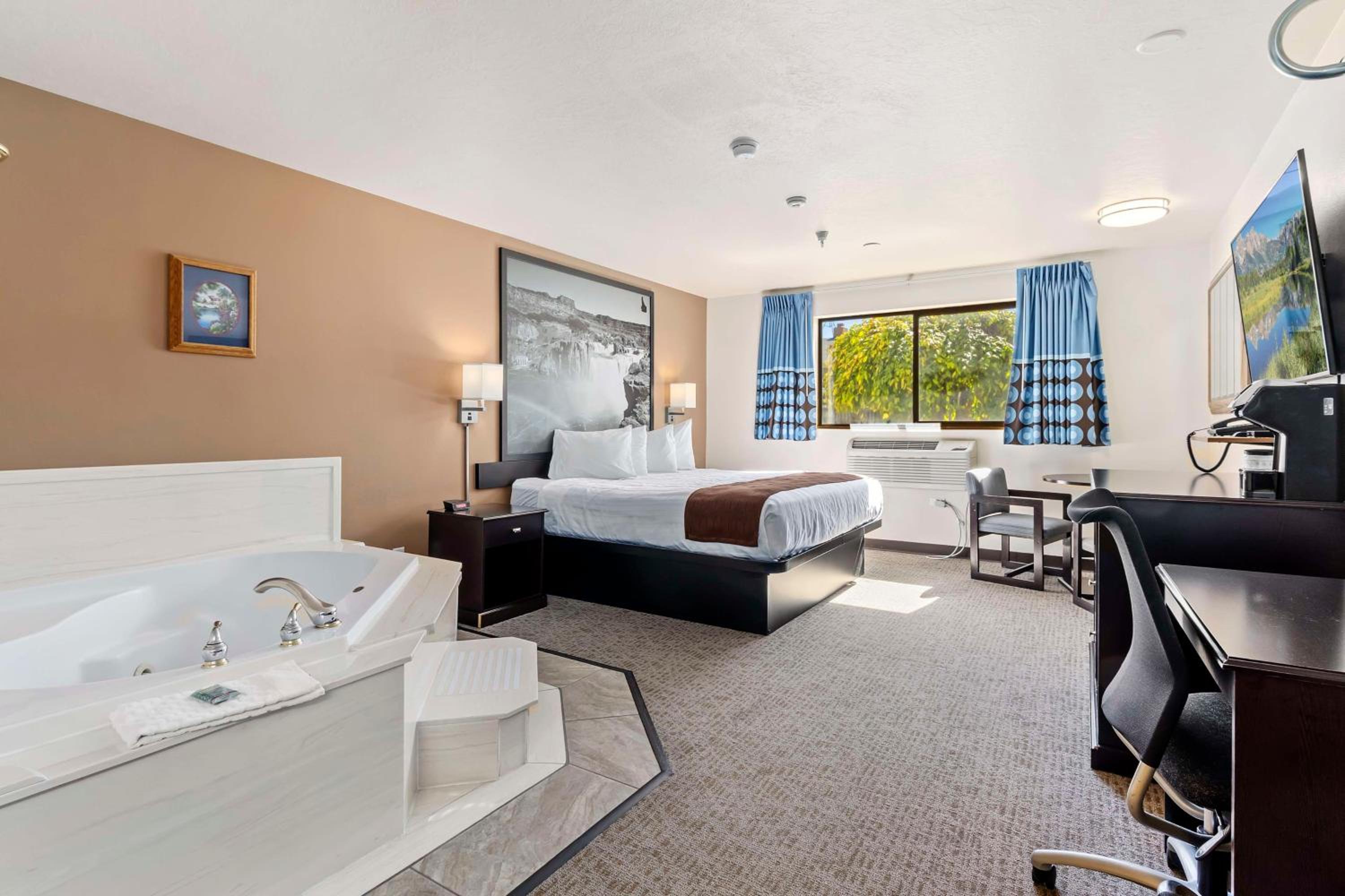 King Suite with Walk-In Shower and Jetted Tub - Photo 1