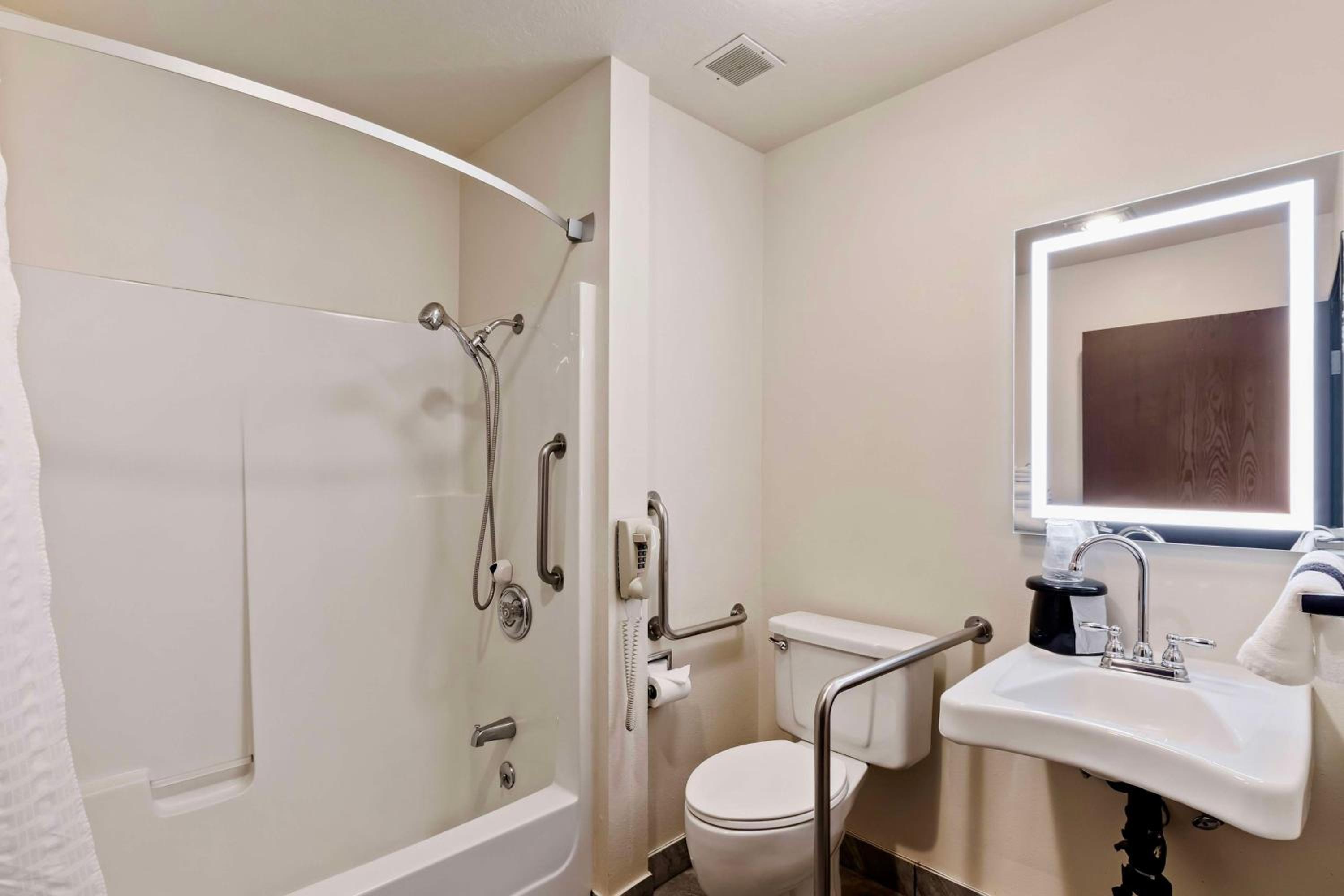 Duplex Room with Bath Tub - Disability Access - Photo 2