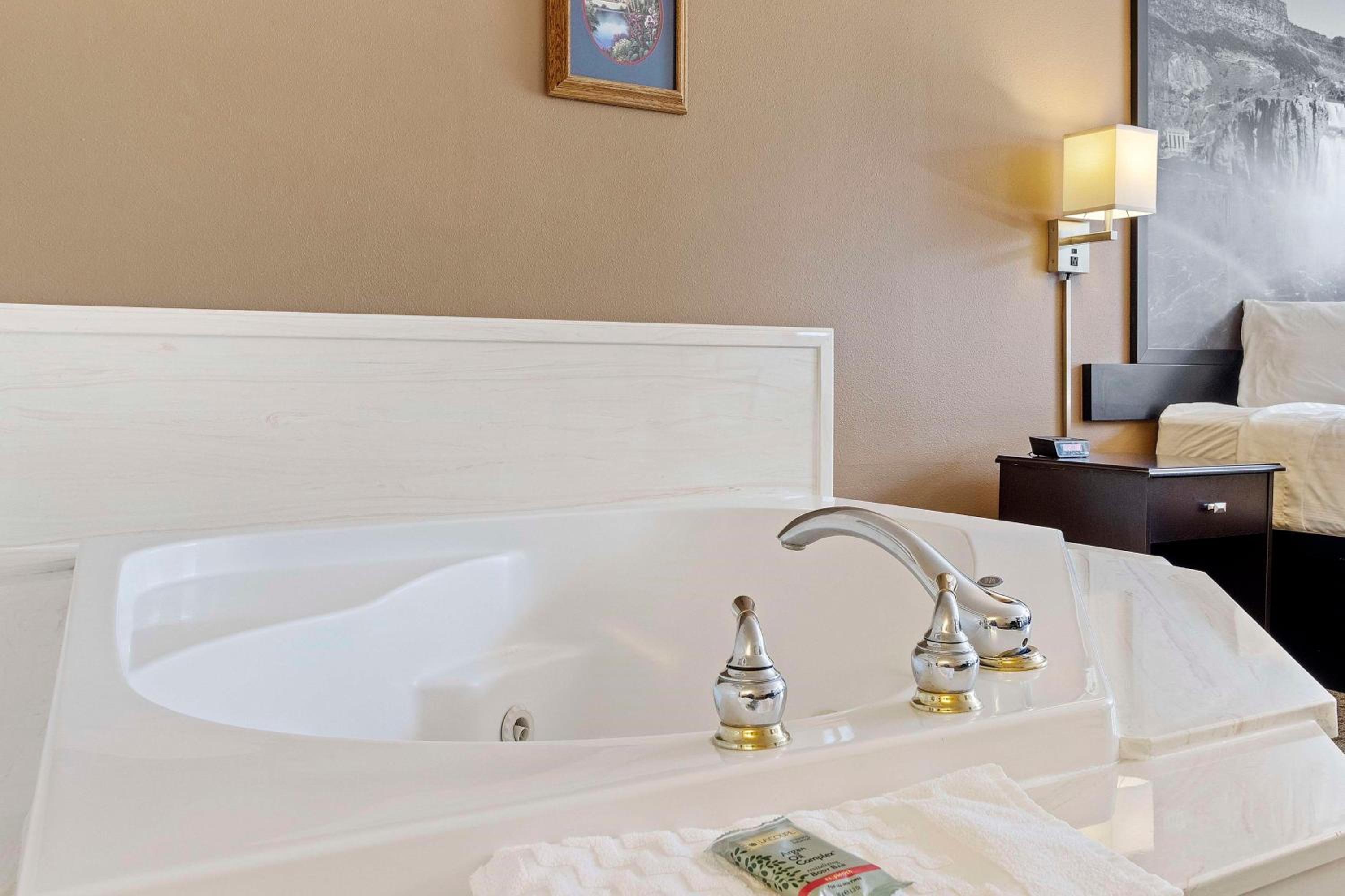 King Suite with Walk-In Shower and Jetted Tub - Photo 2