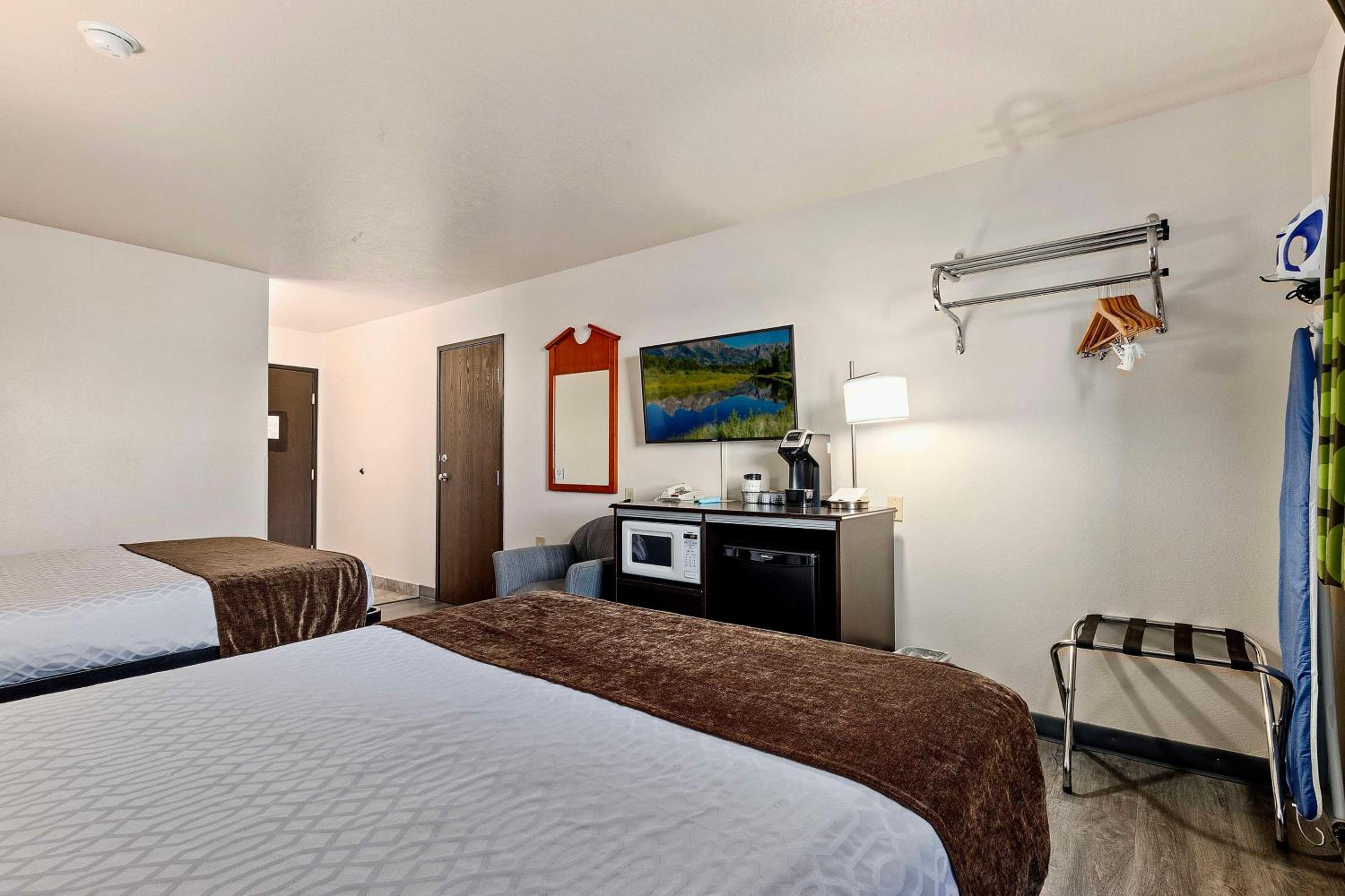 Queen Room with Two Queen Beds - Photo 2